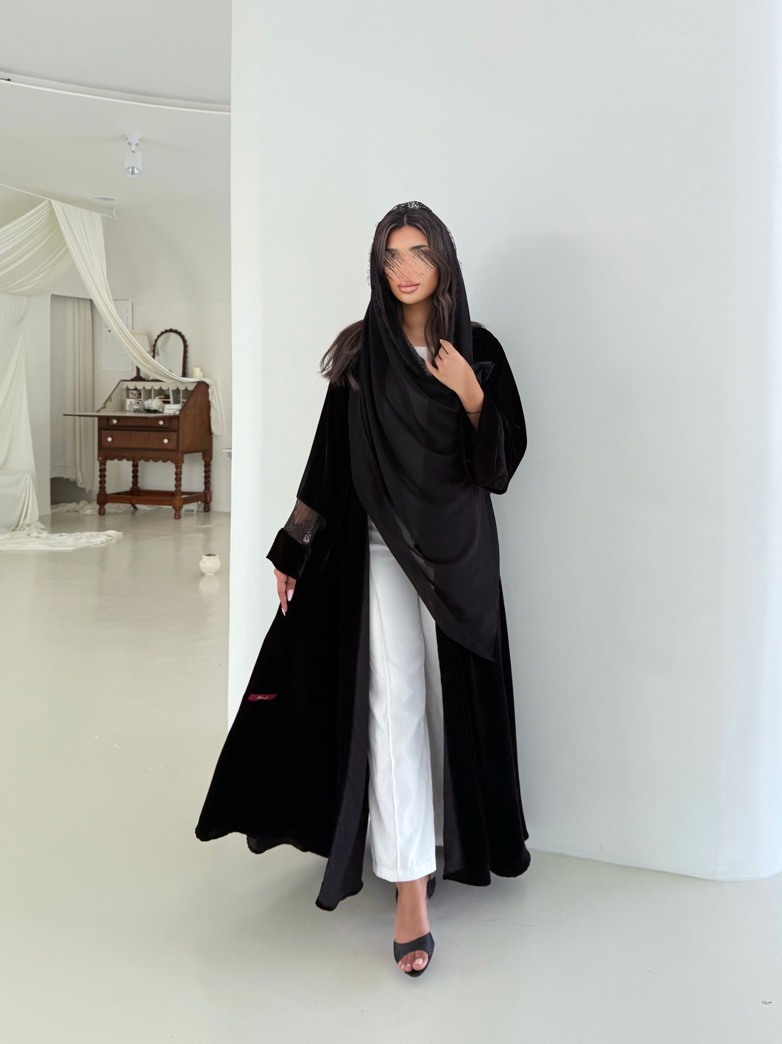 MW645 - Light Crepe Standing with Jacquard Half-Cloche