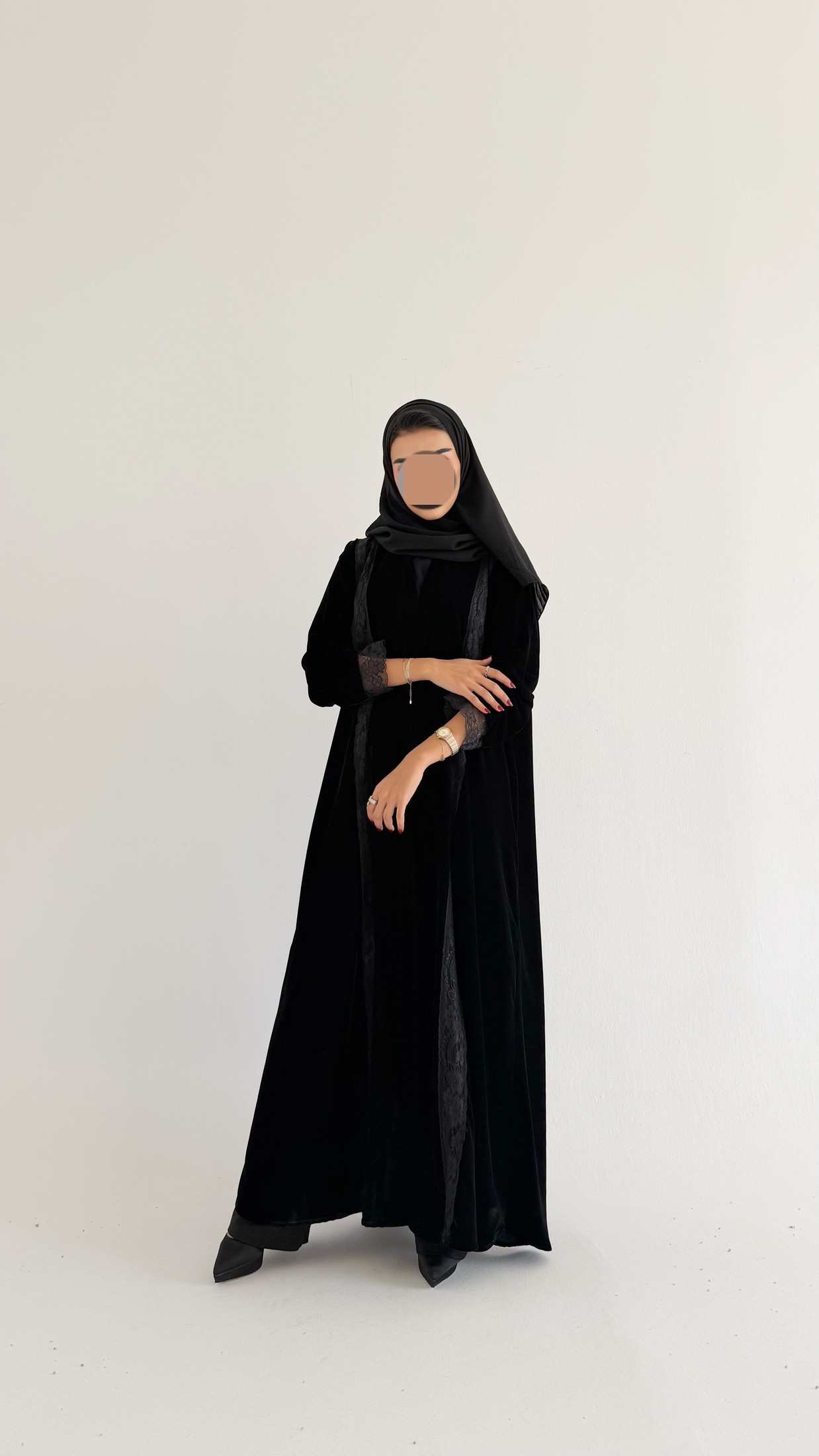 MWE910 - عباية مخمل مع اطراف دانتيل - Aya
