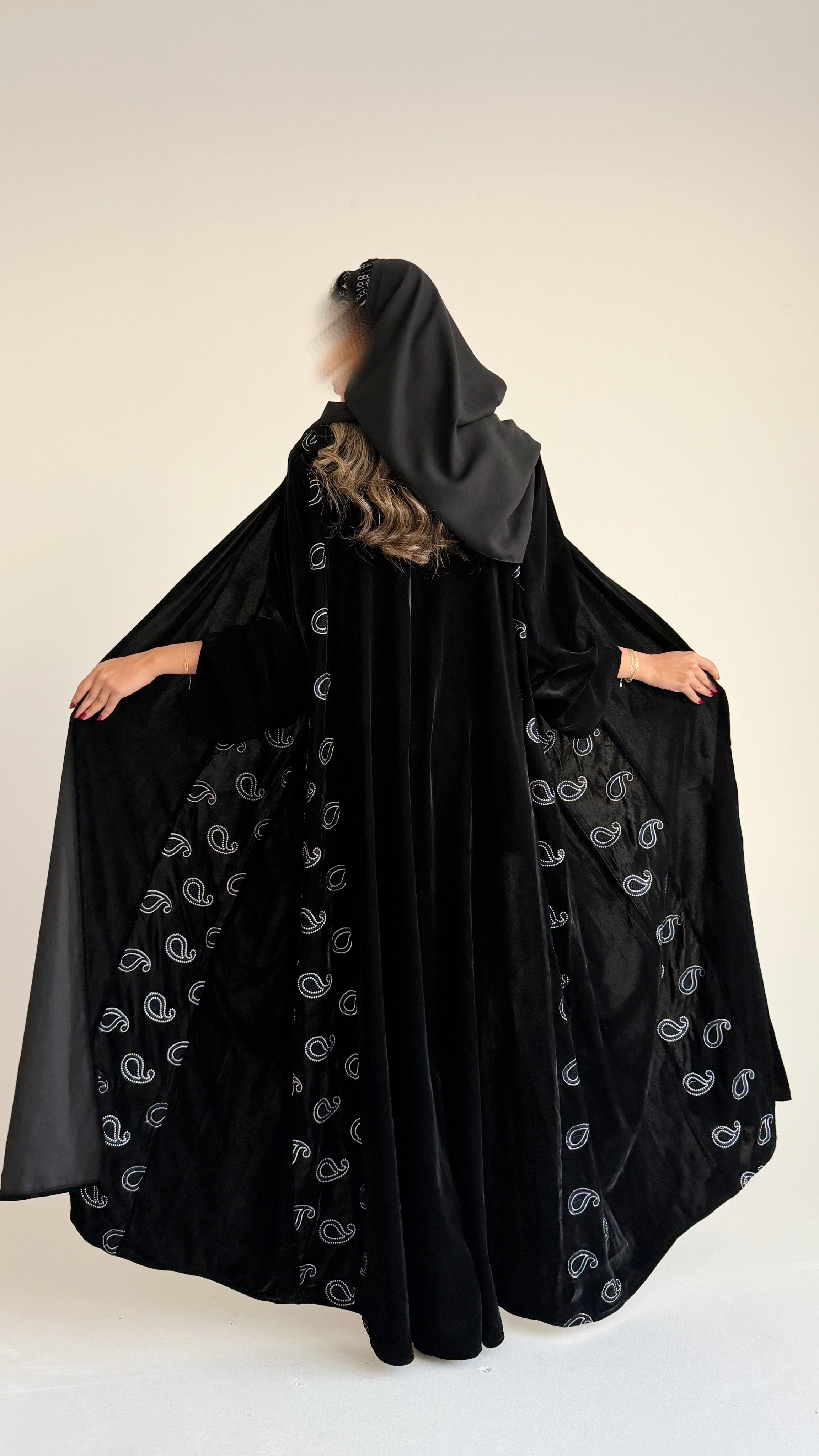 MW1801 - عباية مخمل مع اضافة تطريز كمبويتر على الجوانب - Aya