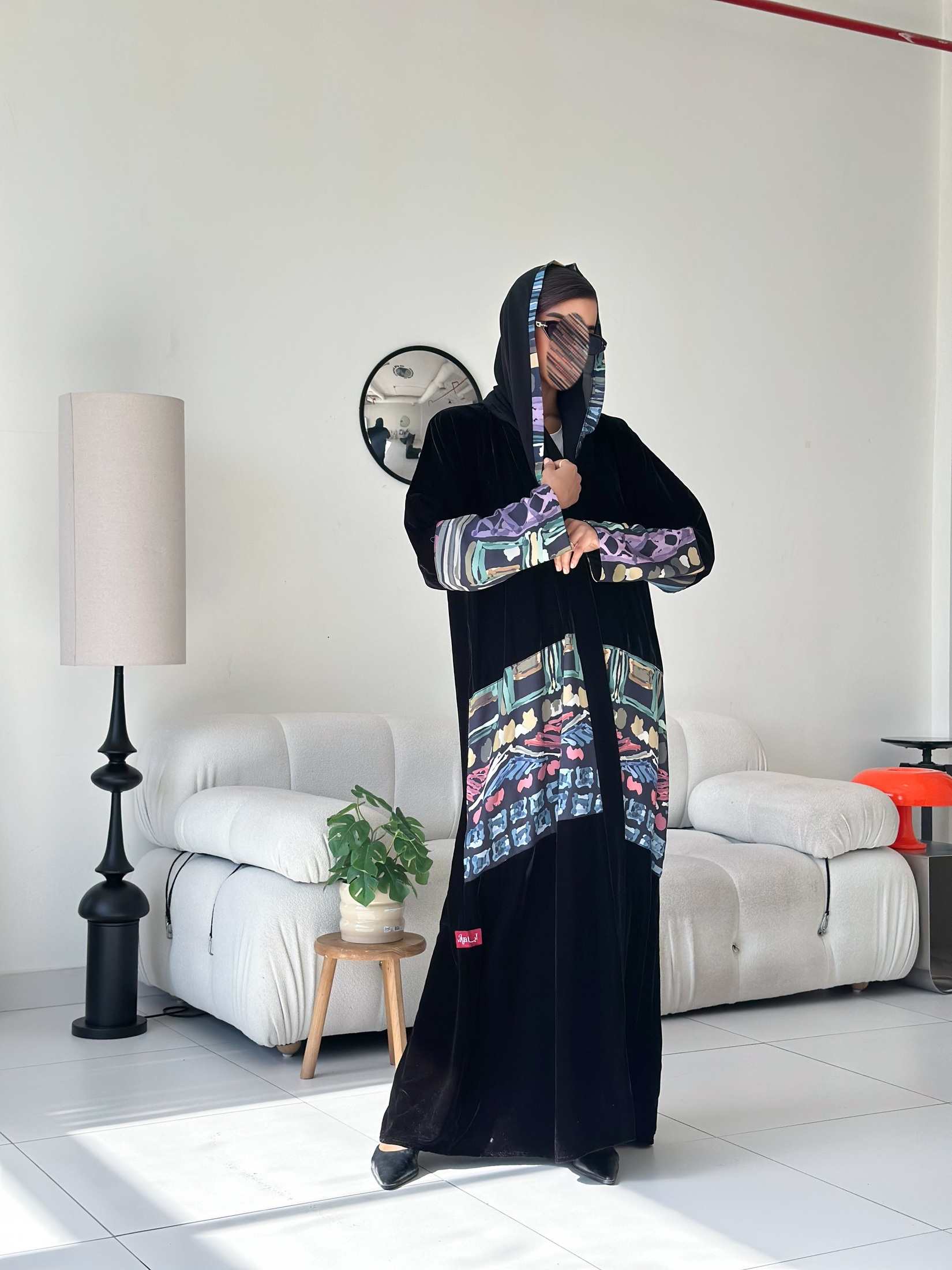 MWT577 - عباية مخمل مع طباعة ملونة - Aya