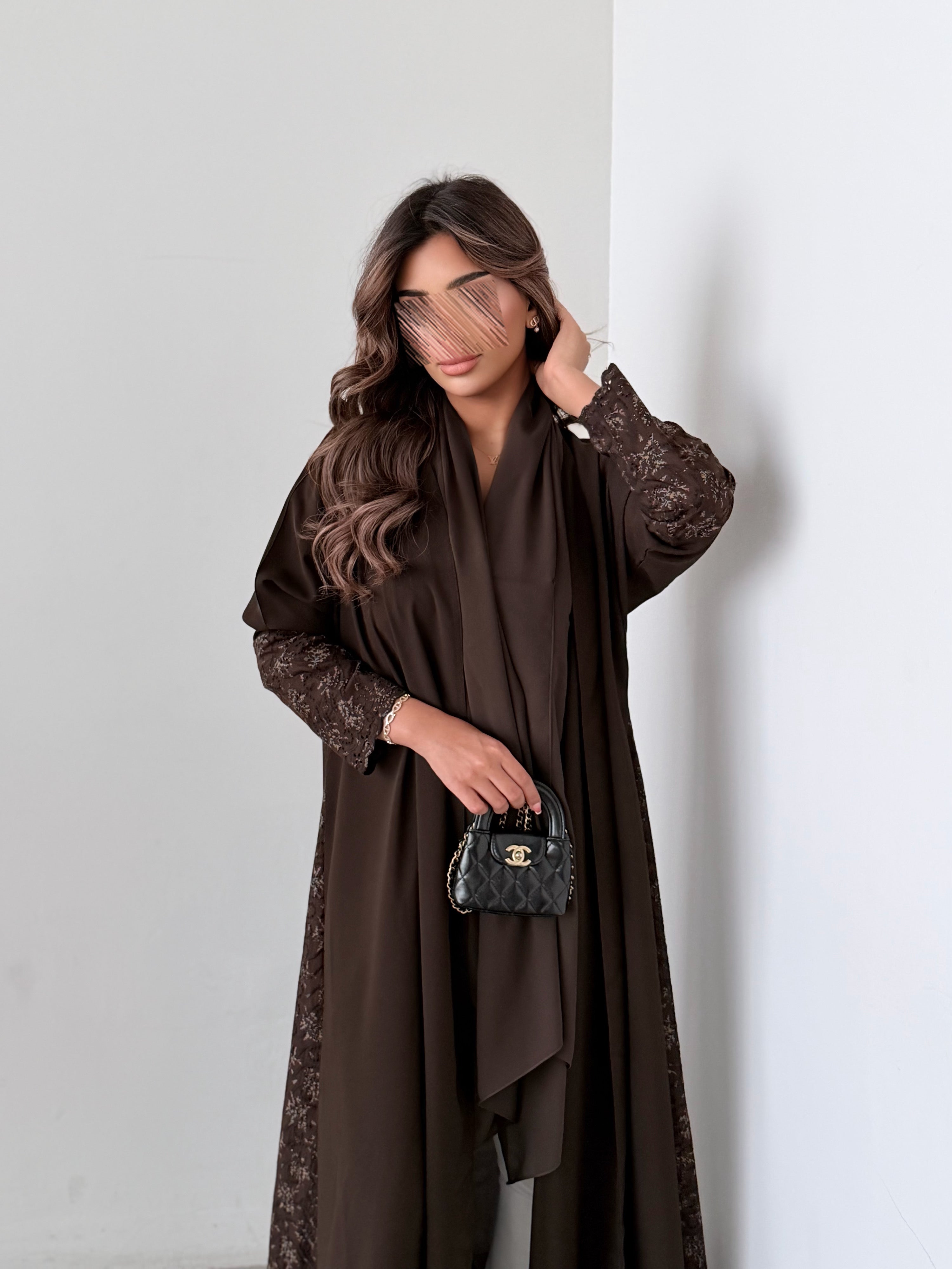 MWT782 - عباية بنية مع ركامة بنية موردة - Aya