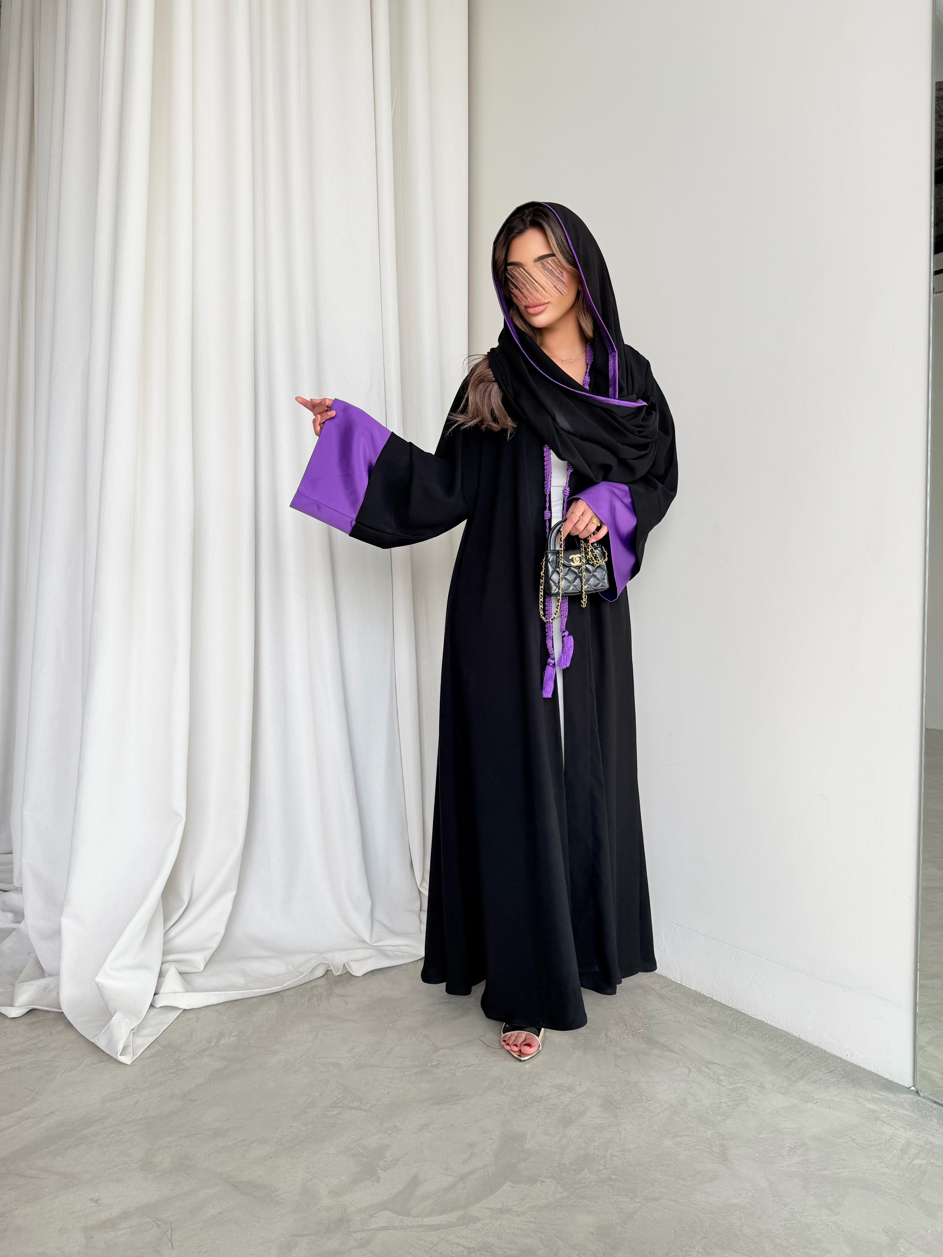 MWT5018 - قماش اسود كريب و اضافة قماش تفته ناعم بنفسجي بالأكمام مع كلفة من الأمام قصة نص كلوش - Aya