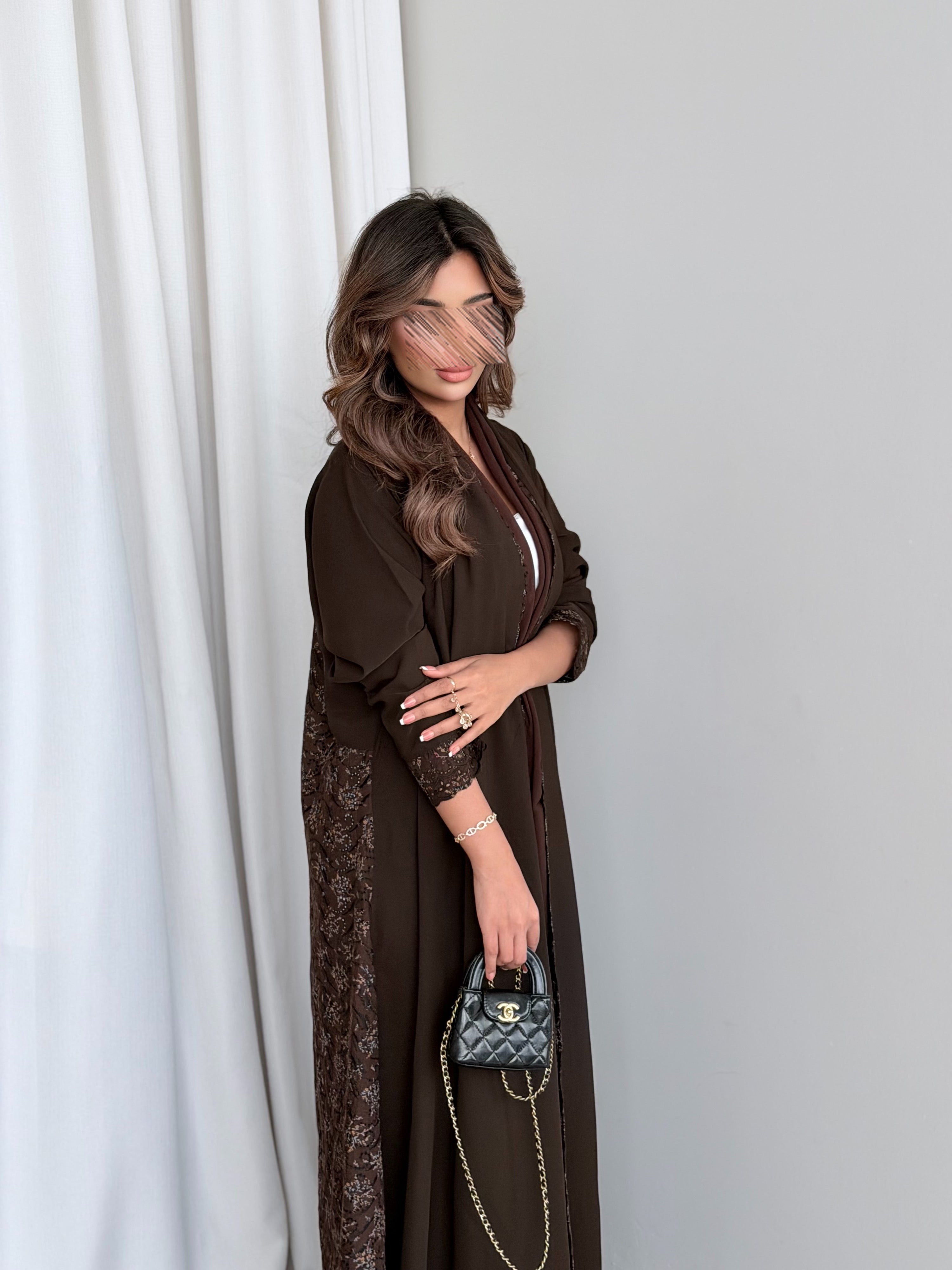 MWT783 - عباية بنية مع ركامة بنية موردة - Aya