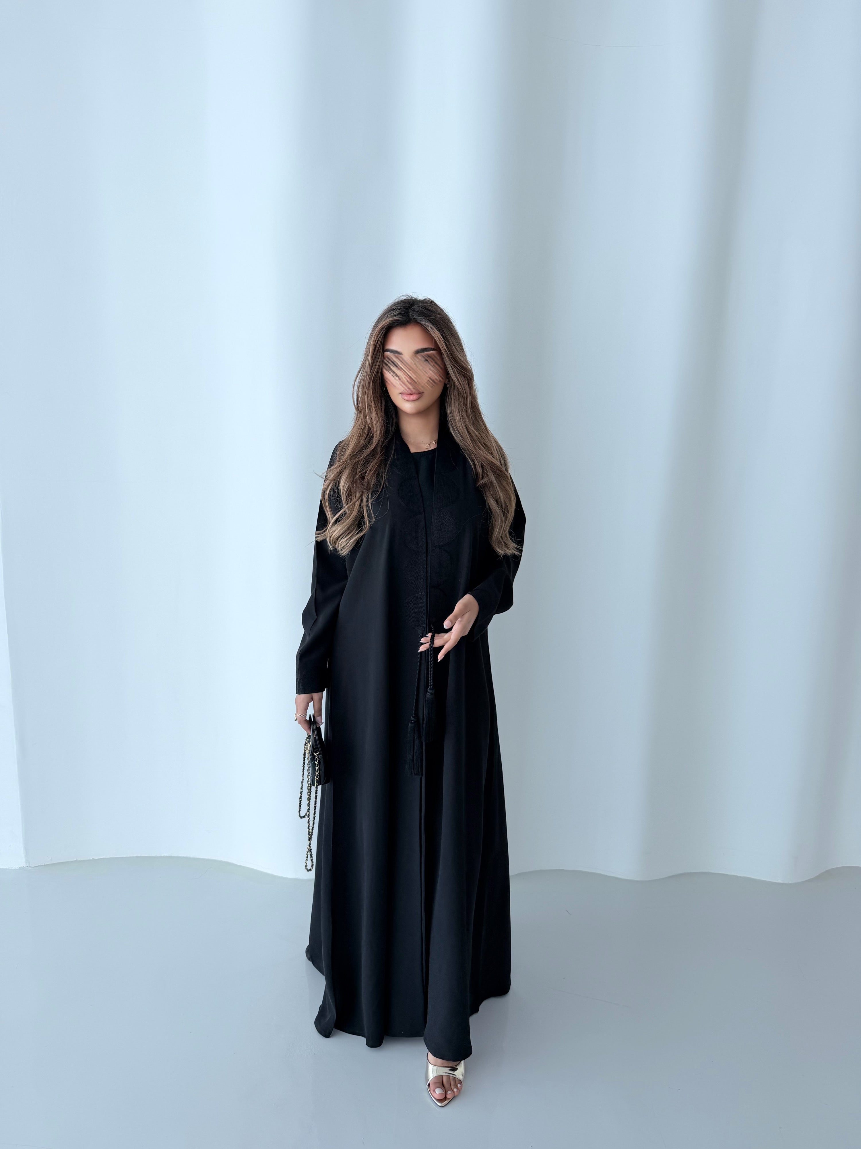 MWT1171 - عباية بتطريز اسود بالامام - Aya