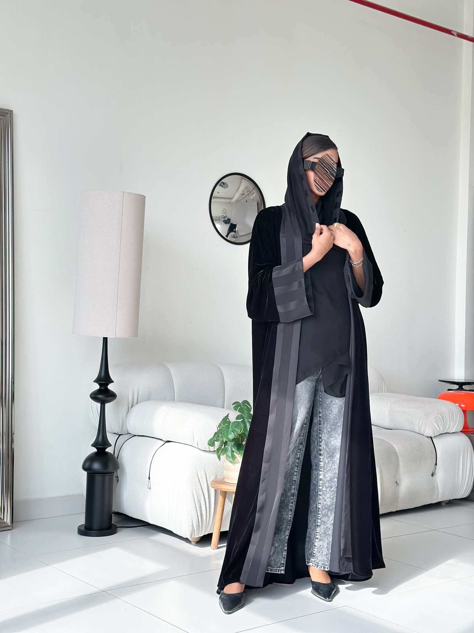 MWT688 - عباية مخمل مع تدخيلة ساتان - Aya