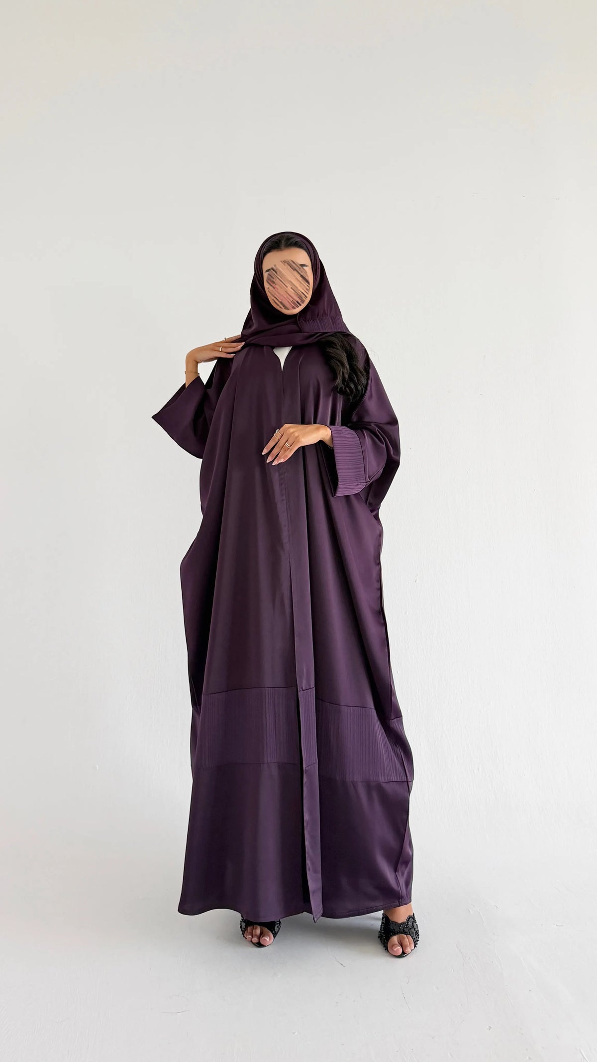MWT1290 - عباية ساده بتدخيلة مخطط - Aya
