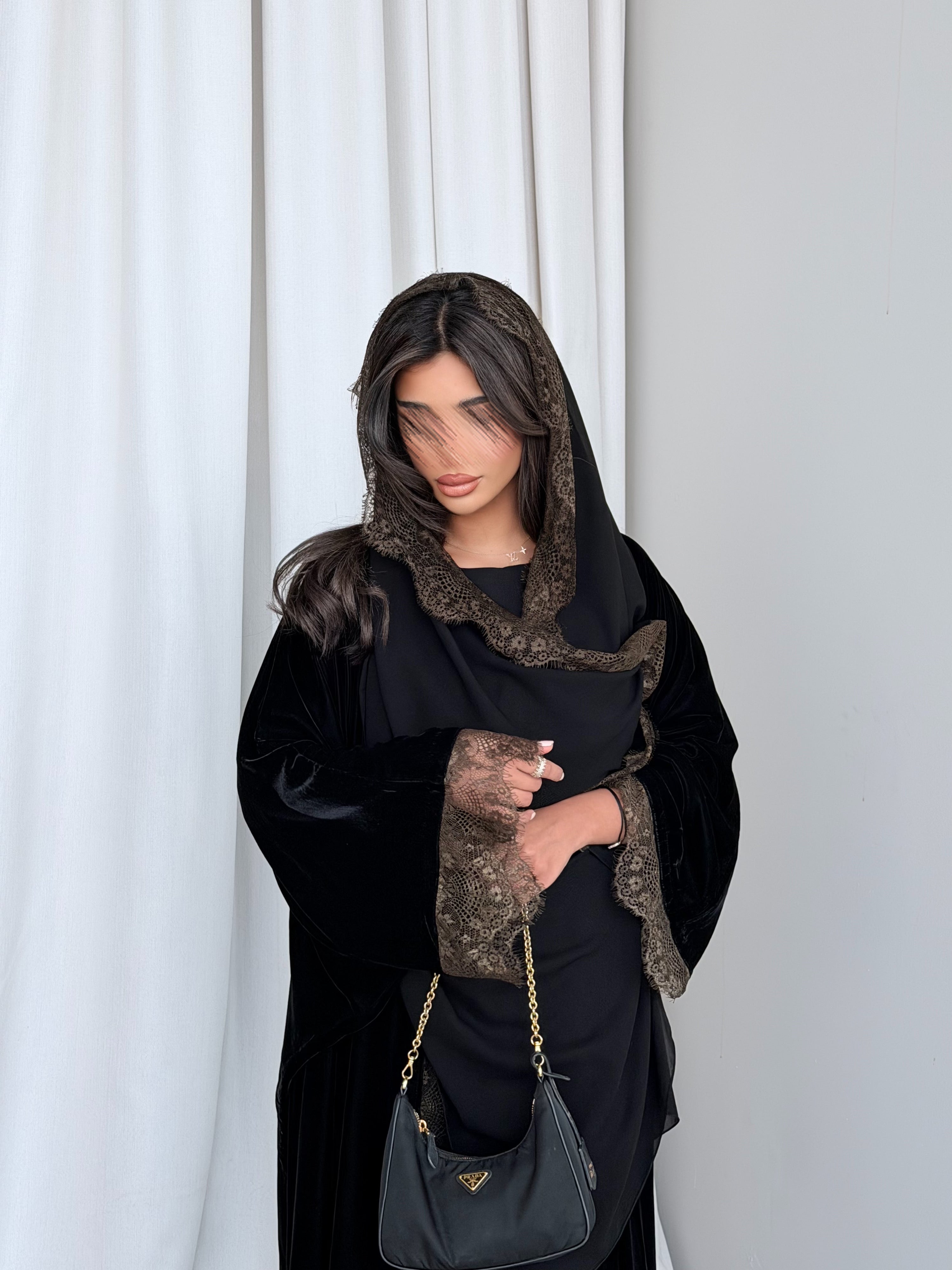 MWT981 - عباية مخمل مع تدخيلة دانتيل زيتي