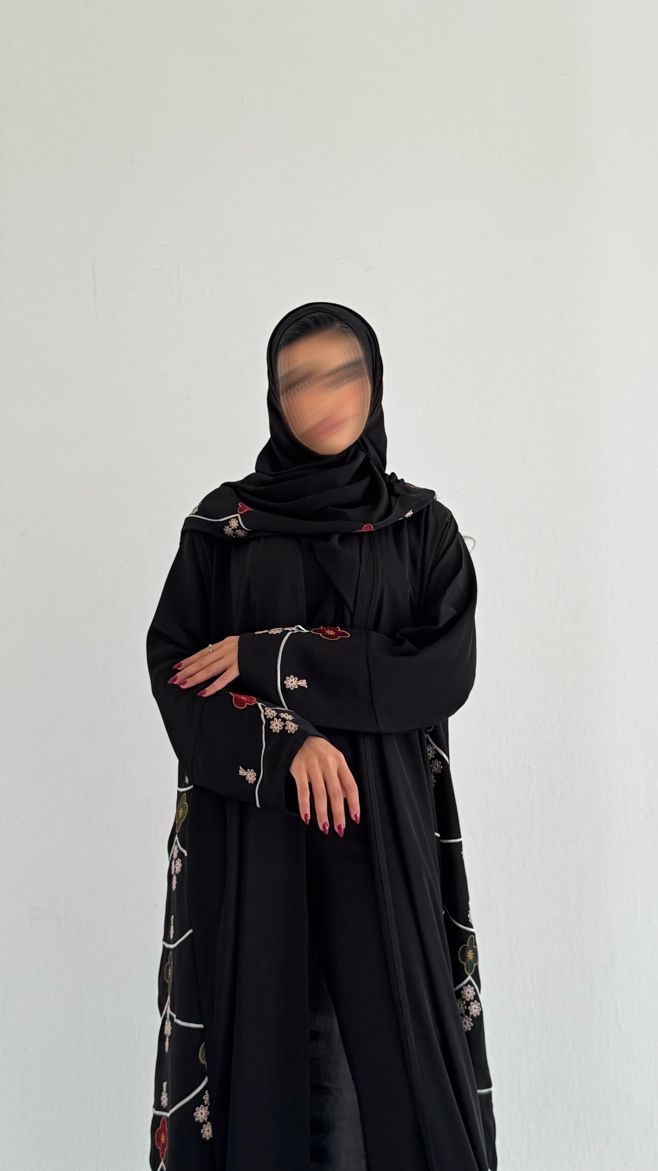 MW1704 -عباية سوداء مطرزة تطريز كمبيوتر من الجنب وتدخيلة قماش مطرز - Aya