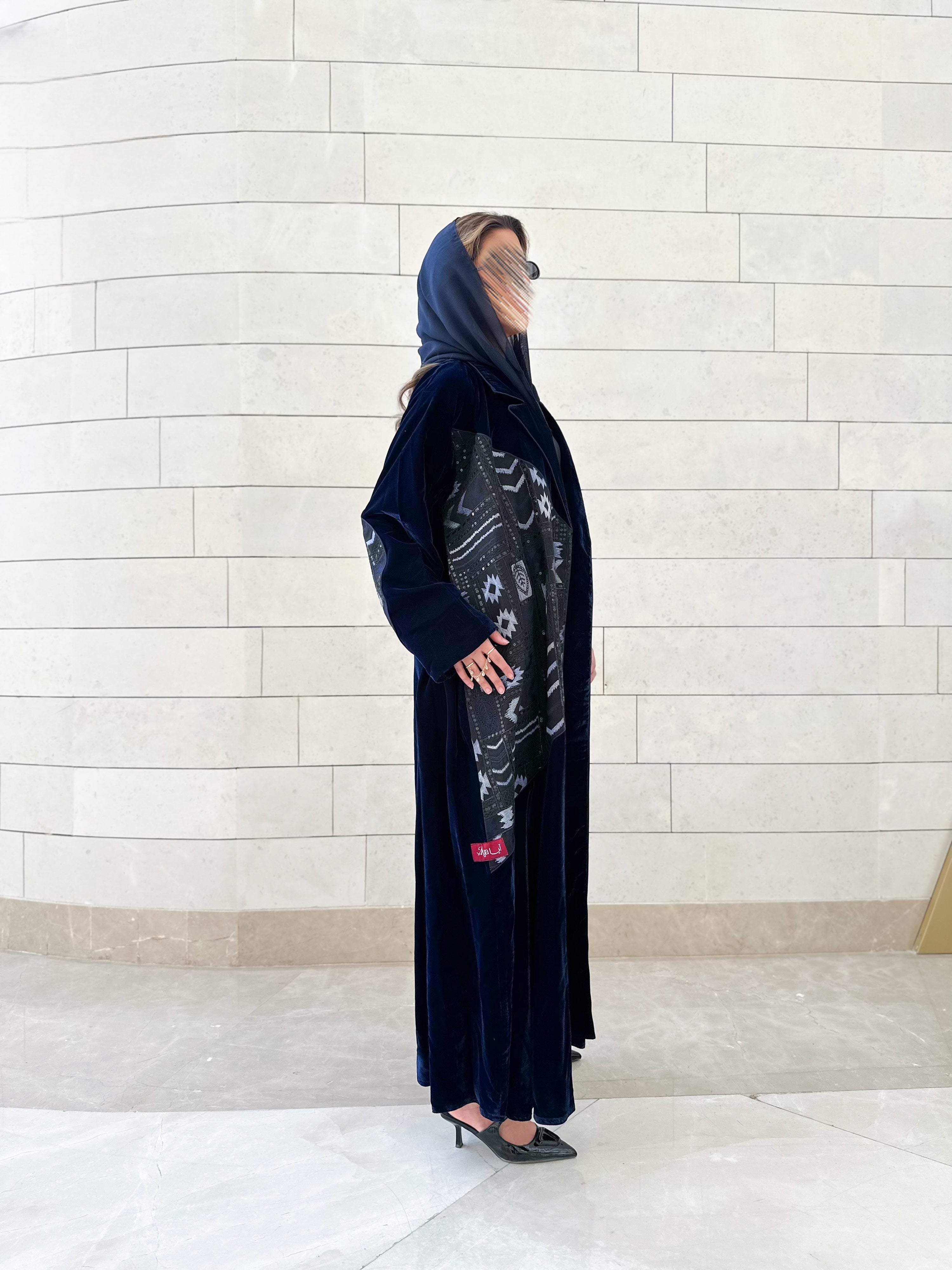 MWT546 - عباية مخمل كحلي مع تطريز هندي - Aya