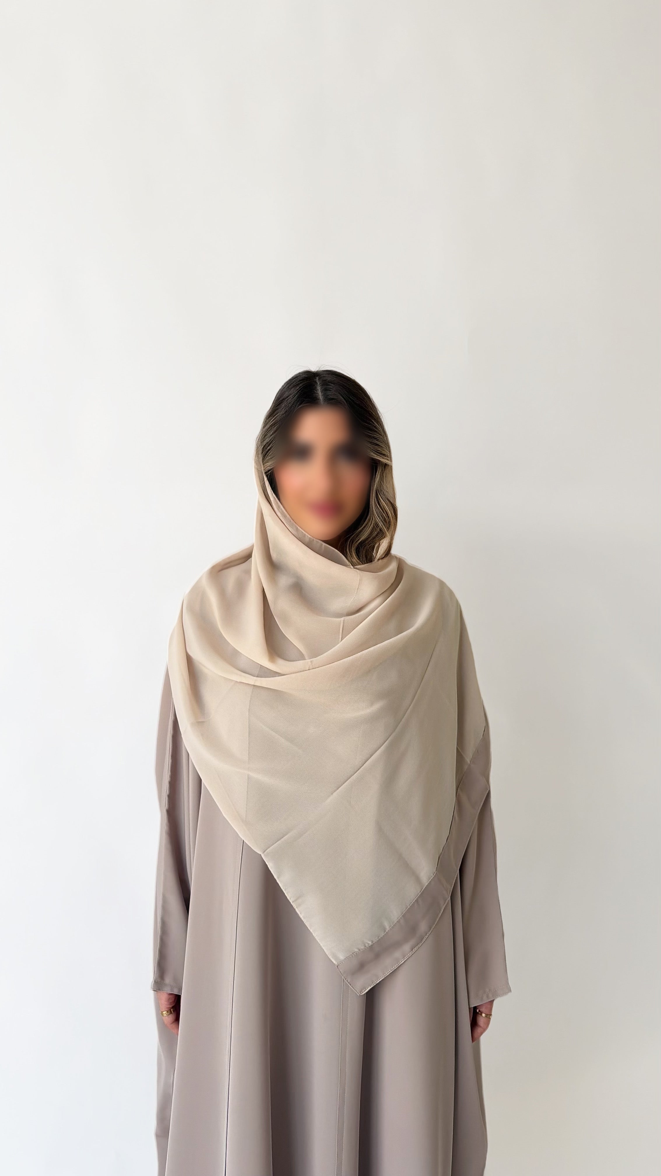 MW2188 - عباية بيسك أنيقة بقصة عملية وخامة مريحة تناسب إطلالتك اليومية