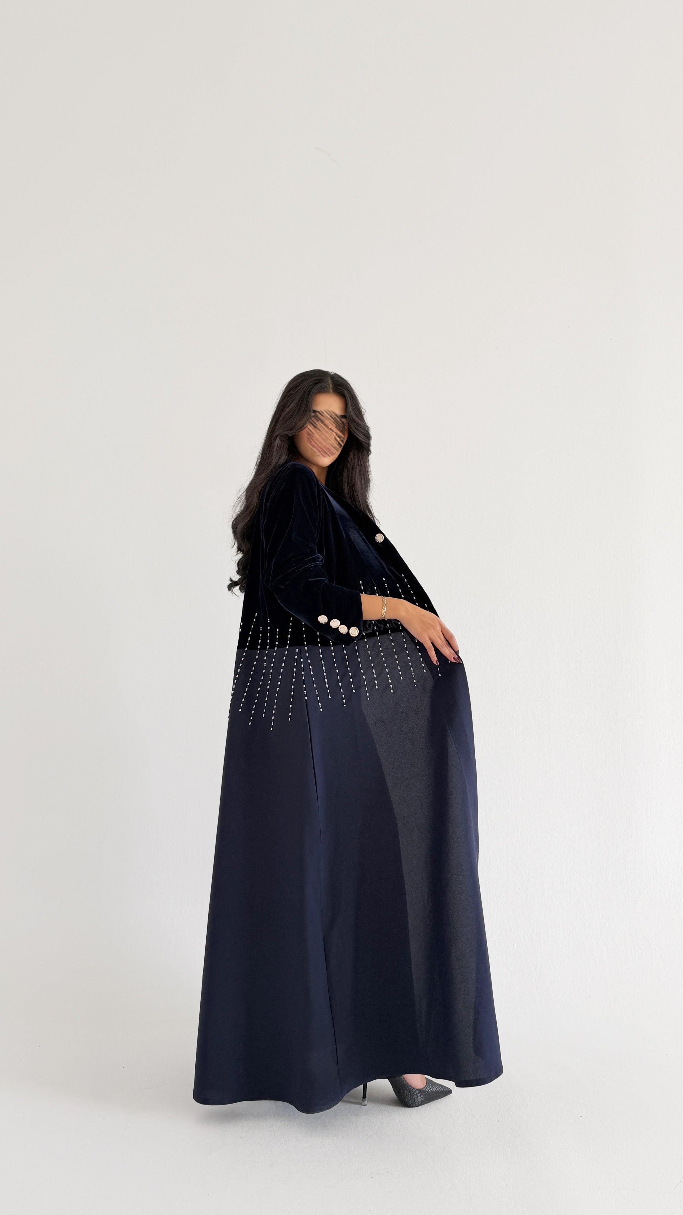 MW2018 - عباية مخمل اس اس مع اضافة الكتان وشك يدوي بالصدر - Aya