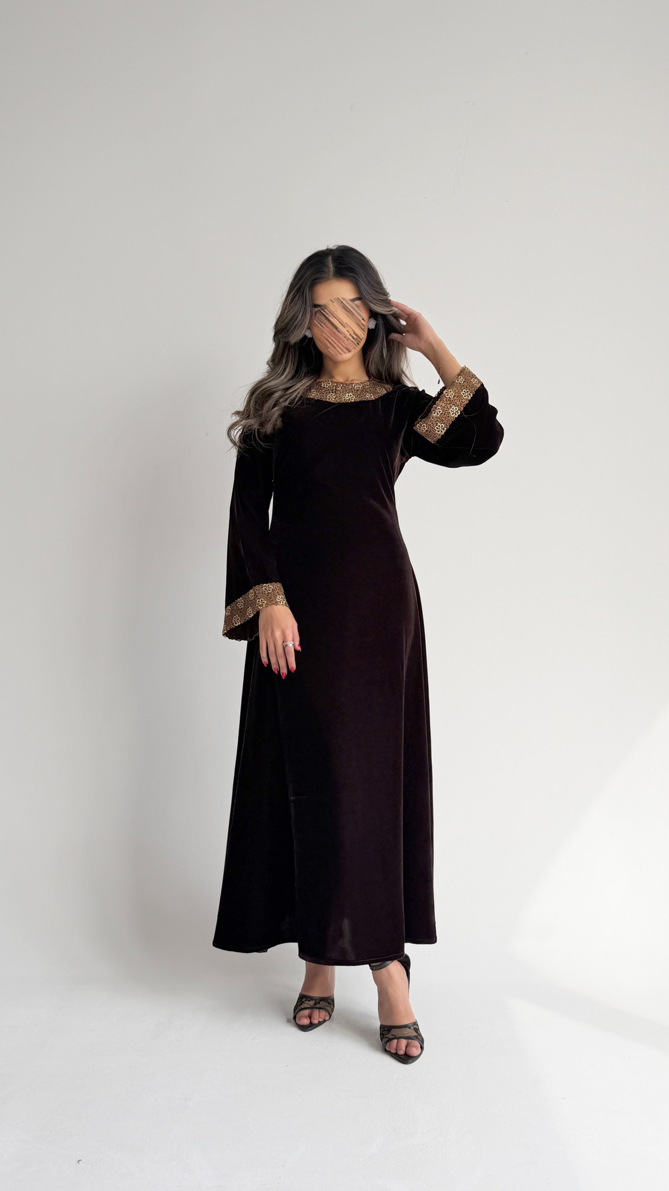 MWJ012 - جلابية مخمل مكسر بلمسات كلفة تضيف فخامة للتصميم - Aya