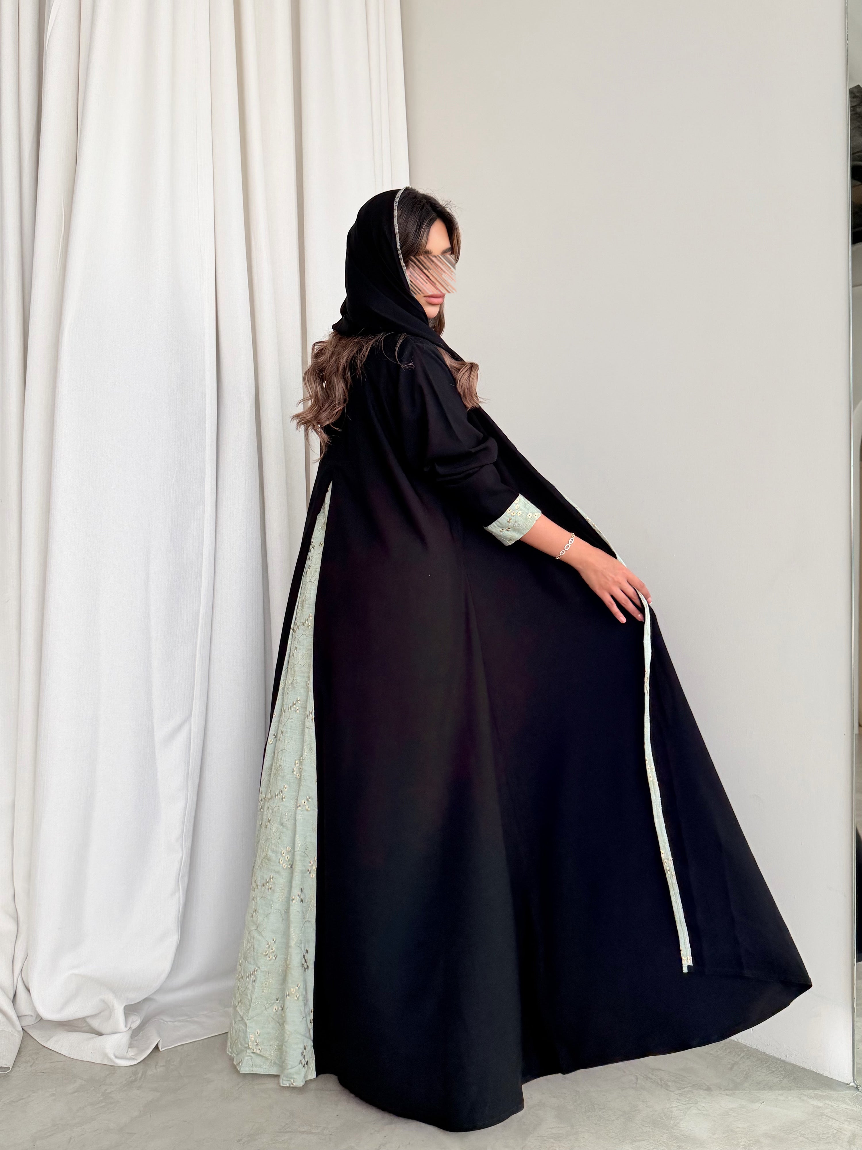 MWT795 - عباية كريب اسود مع تدخيله قماش لنن هندي - Aya