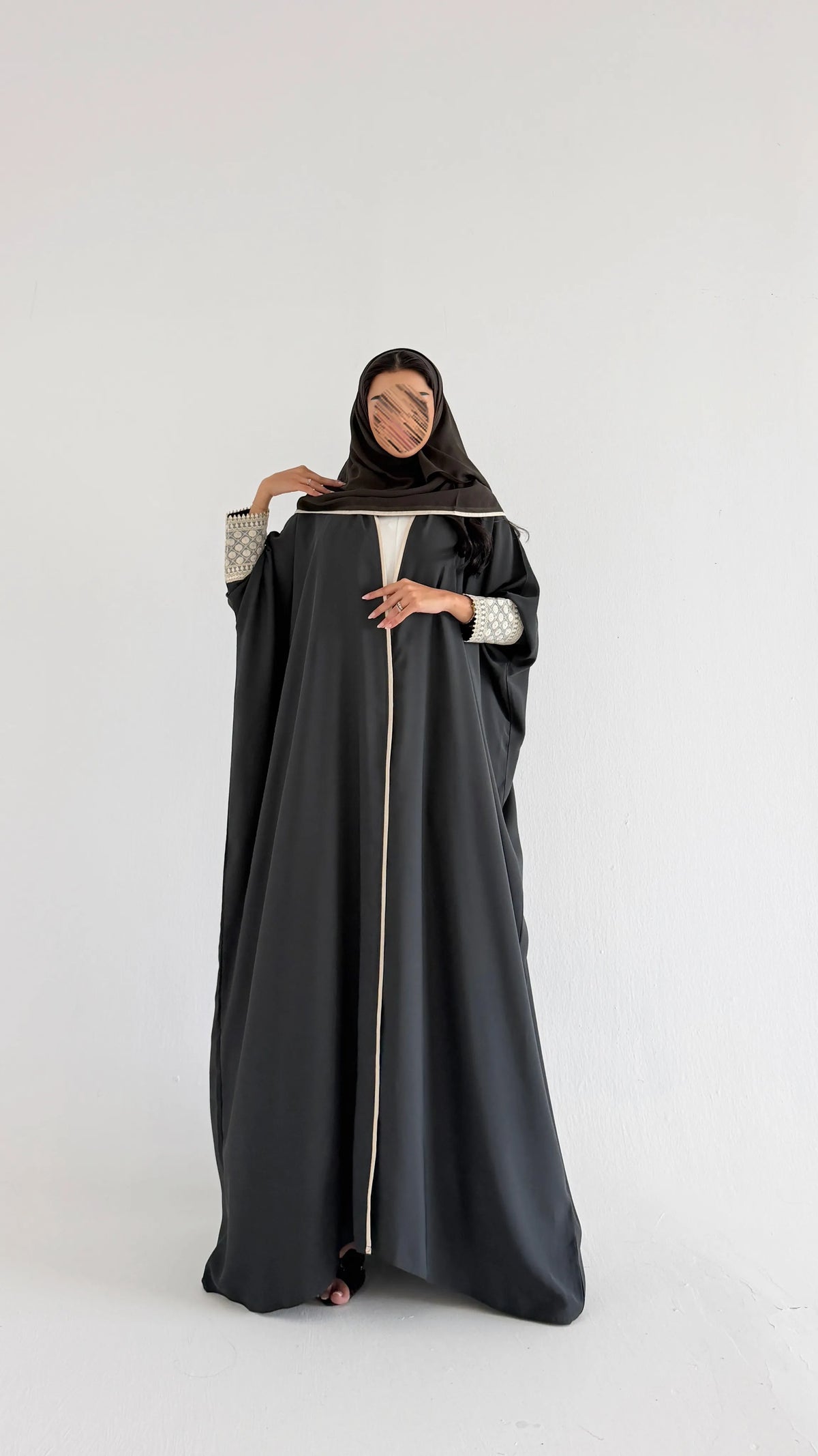 MWT2155 - عباية كريب ناعمة مع تدخيله كلفه بيج بقيطان من الأمام - Aya