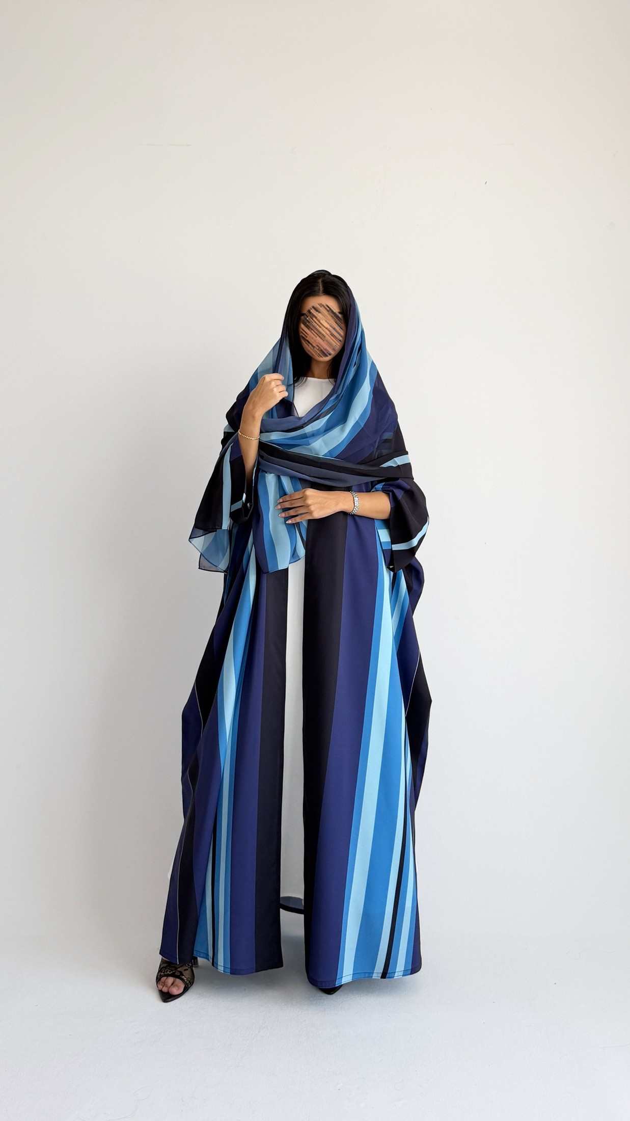 MWT2093 - عباية مقلم ازرق |  Blue Striped Print Abaya - Aya