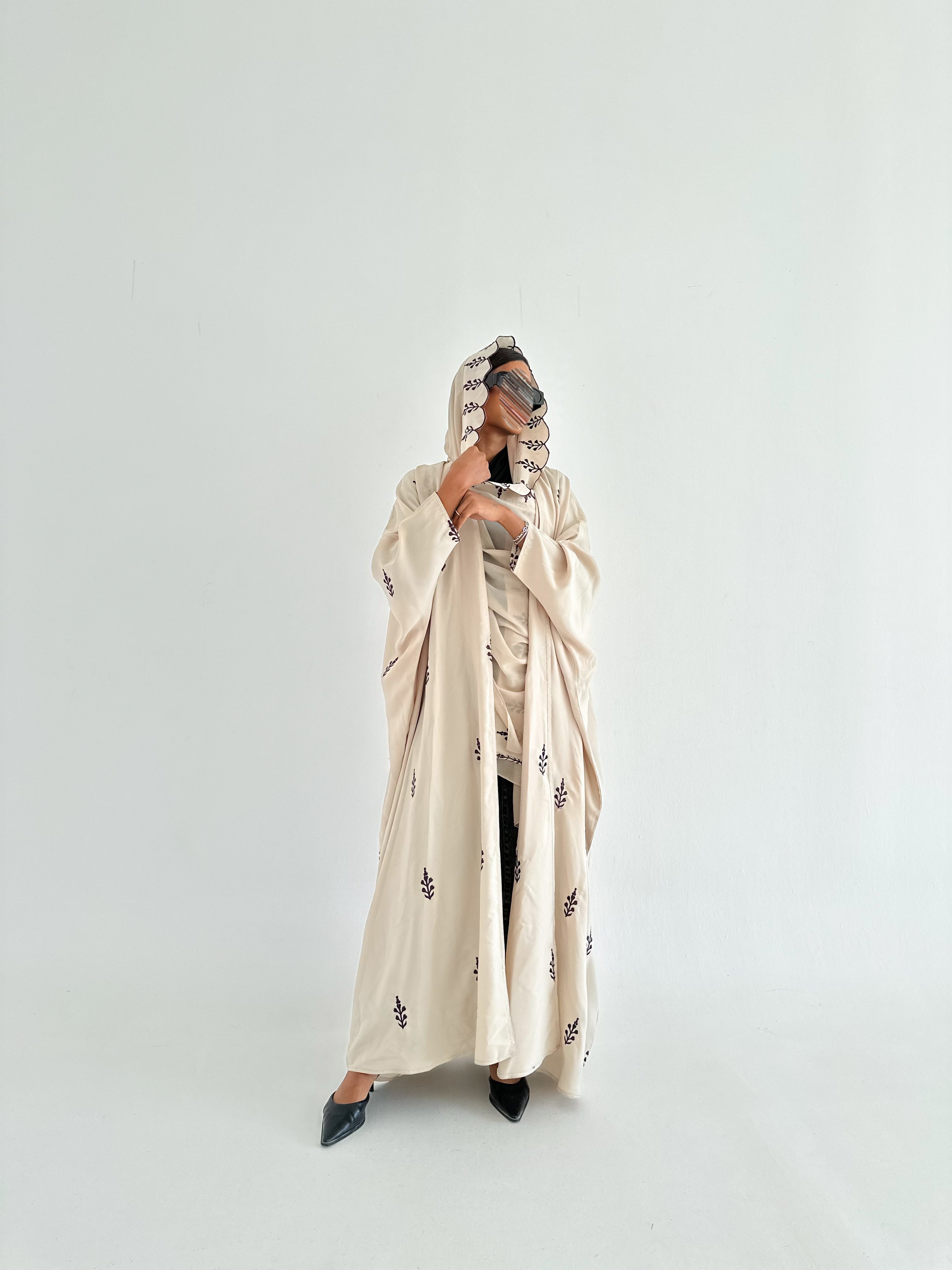 MW1521 - عبايه كريب سعودي صيفي مع تطريز كامل ورد طرحه تطريز كامل