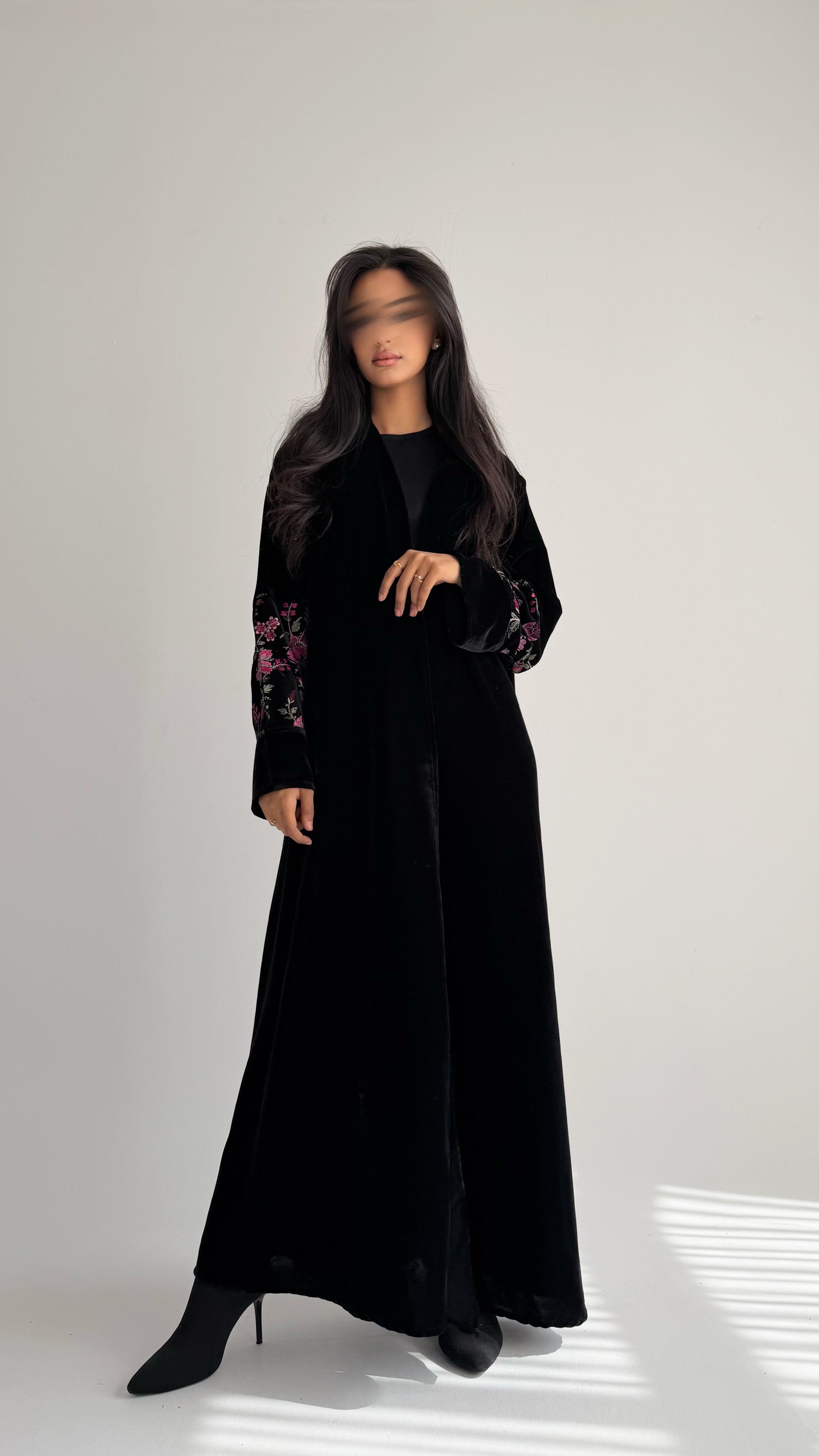 MWT815 - عباية مخمل بتدخيلة زهور بالأكمام|Floral Velvet Abaya - Aya
