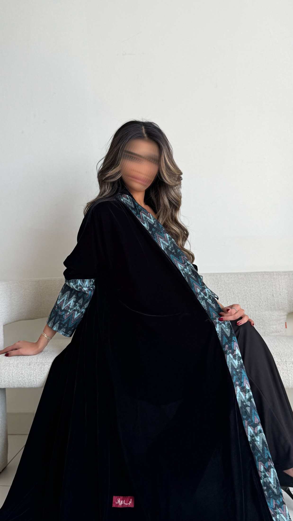 MWT561 - عباية مخمل مع تدخيلة الوان - Aya