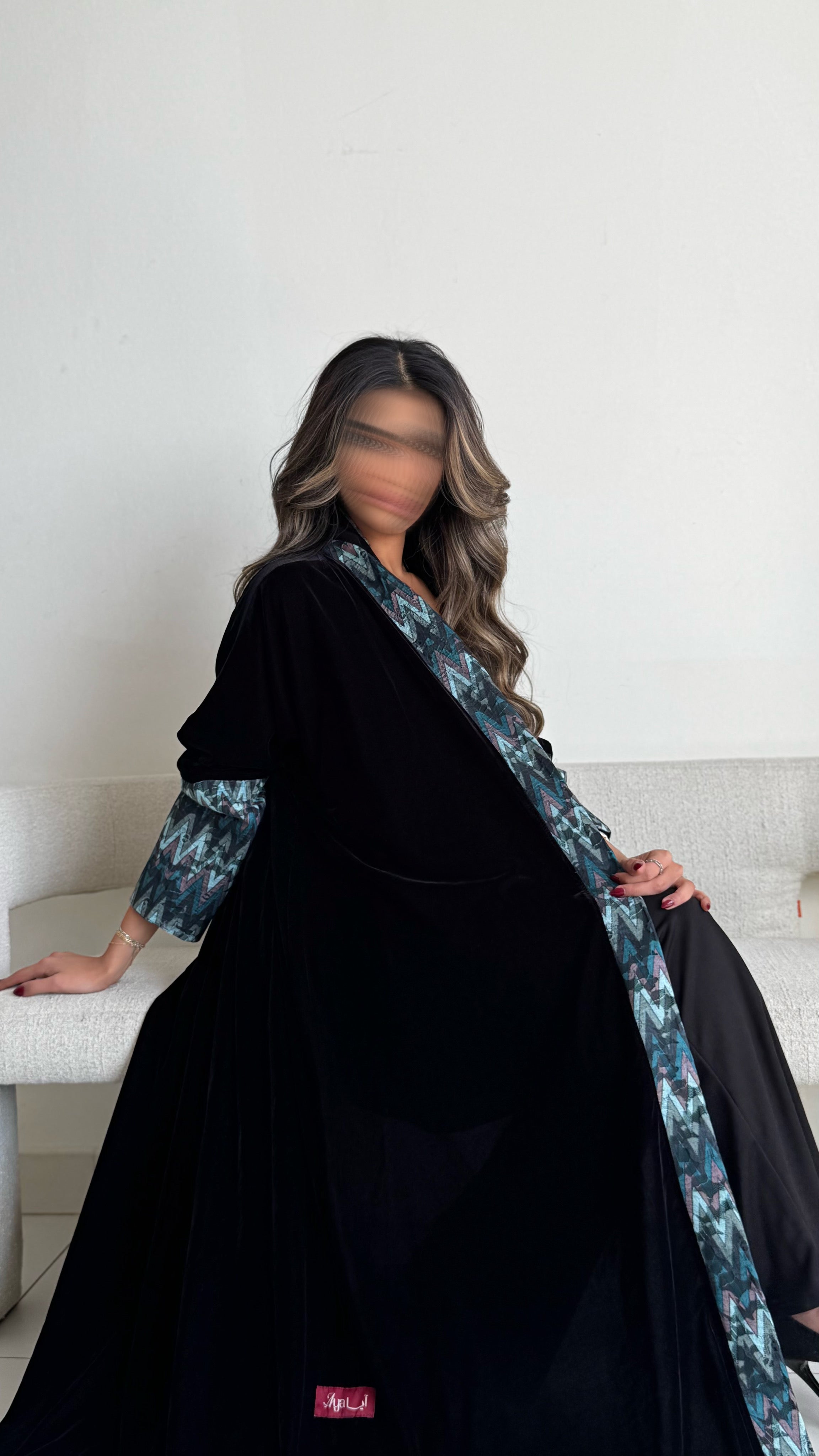 MWT561 - عباية مخمل مع تدخيلة الوان - Aya