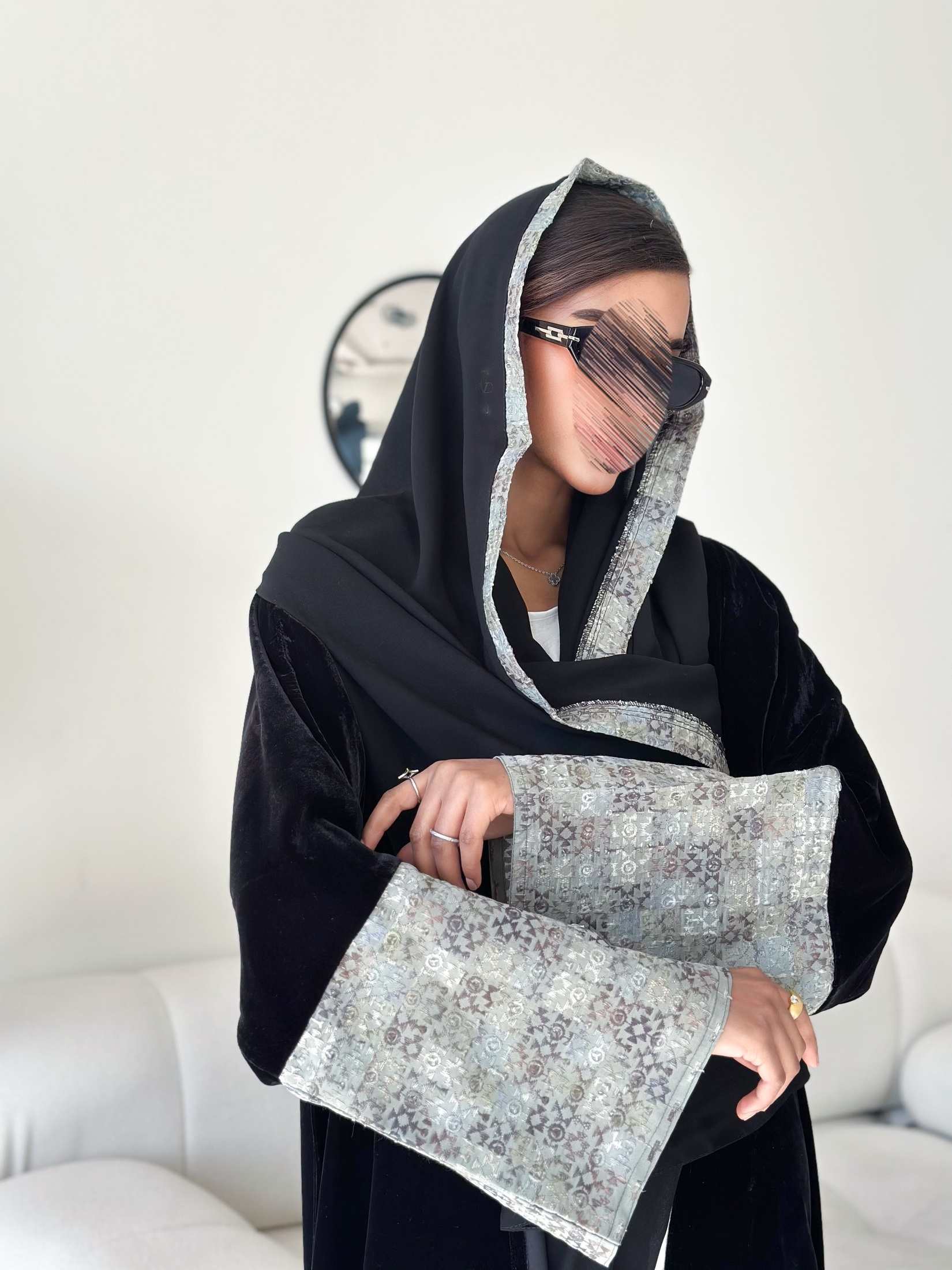 MWT570 - عباية سوداء مخمل بأكمام مطرزة - Aya