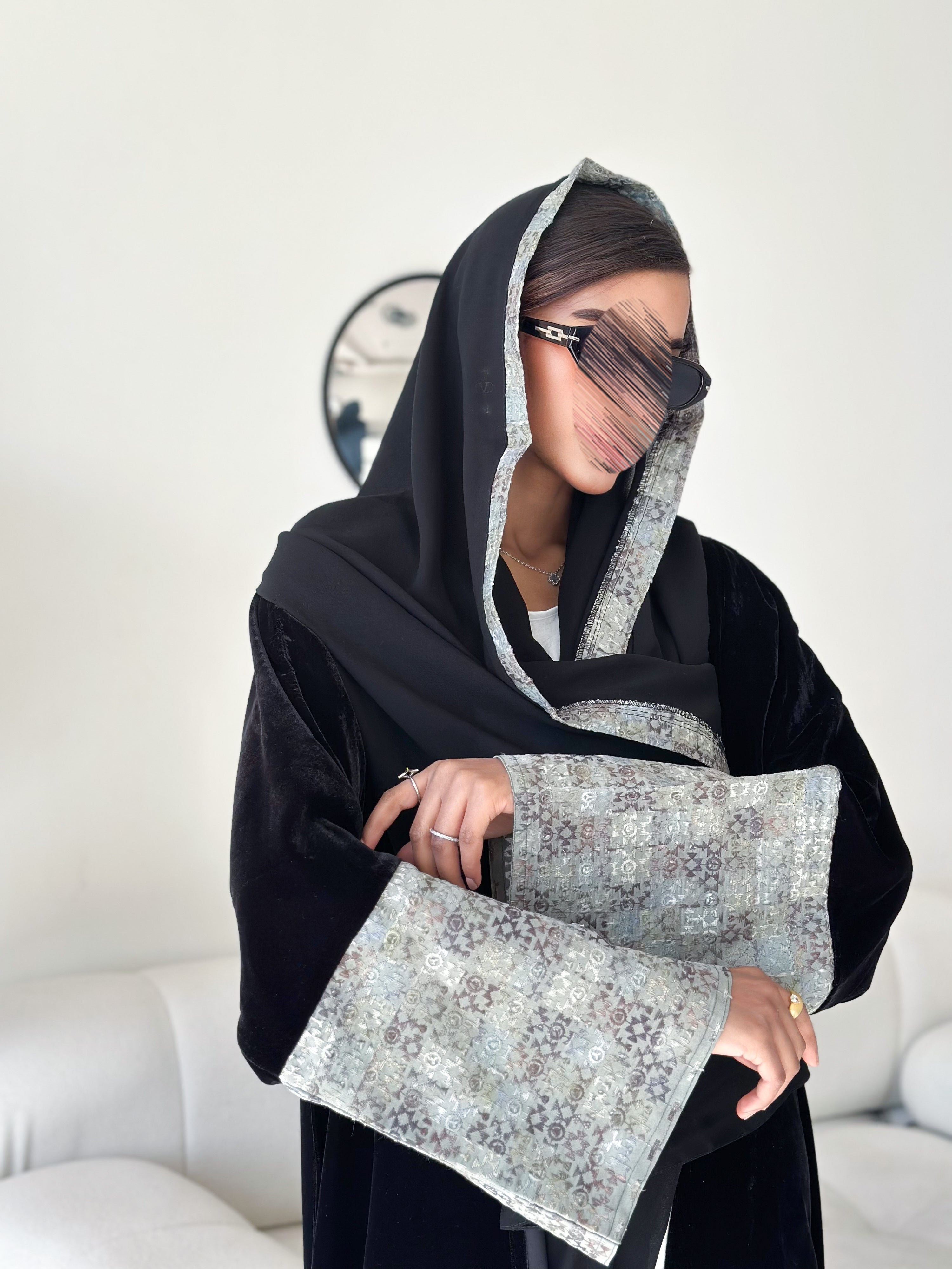 MWT570 - عباية سوداء مخمل بأكمام مطرزة