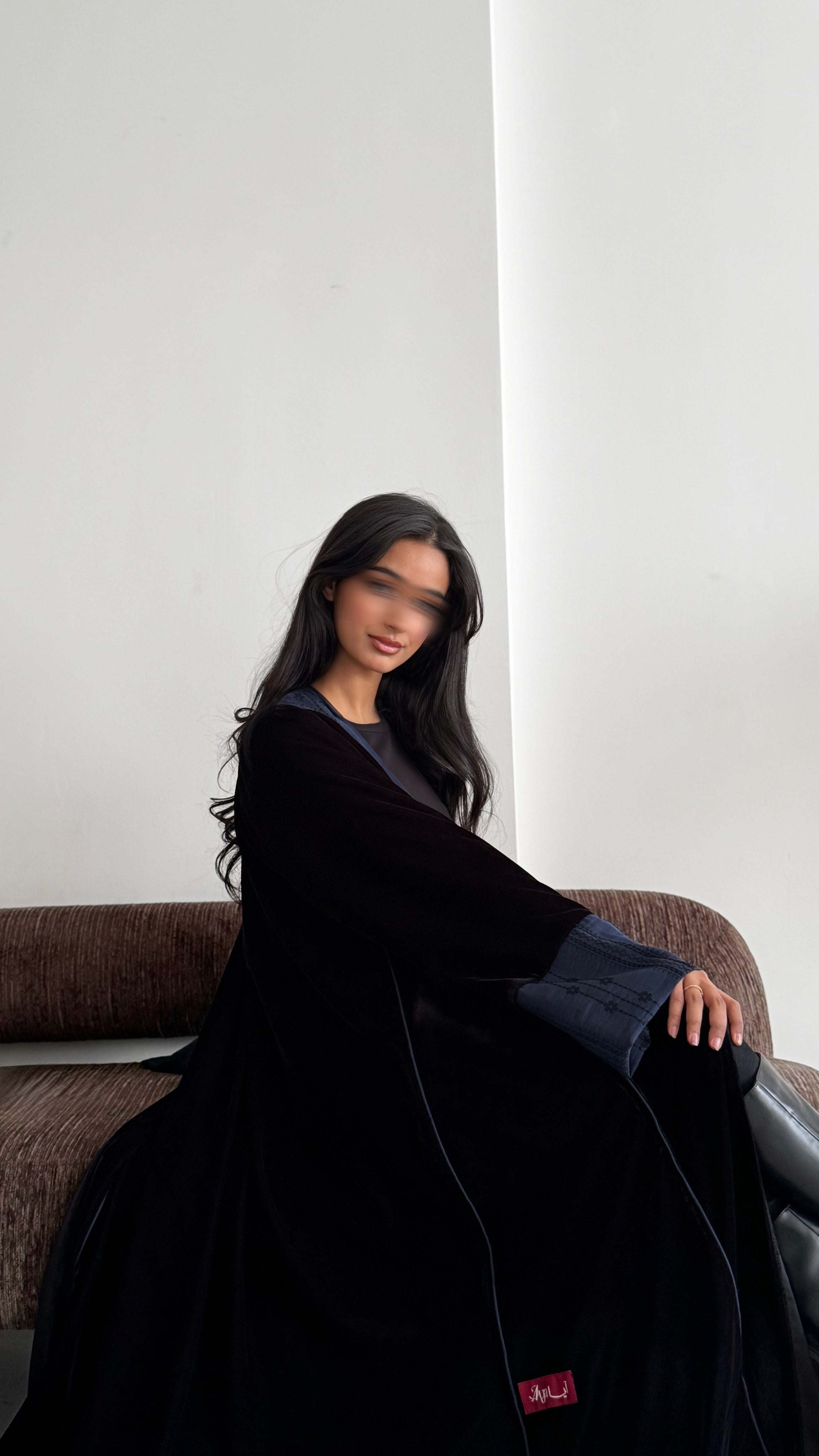 MW1840 - عباية مخمل مع اضافة تدخيلة الجاكار المطرز ليمنحك اطلالة راقية وعصرية - Aya