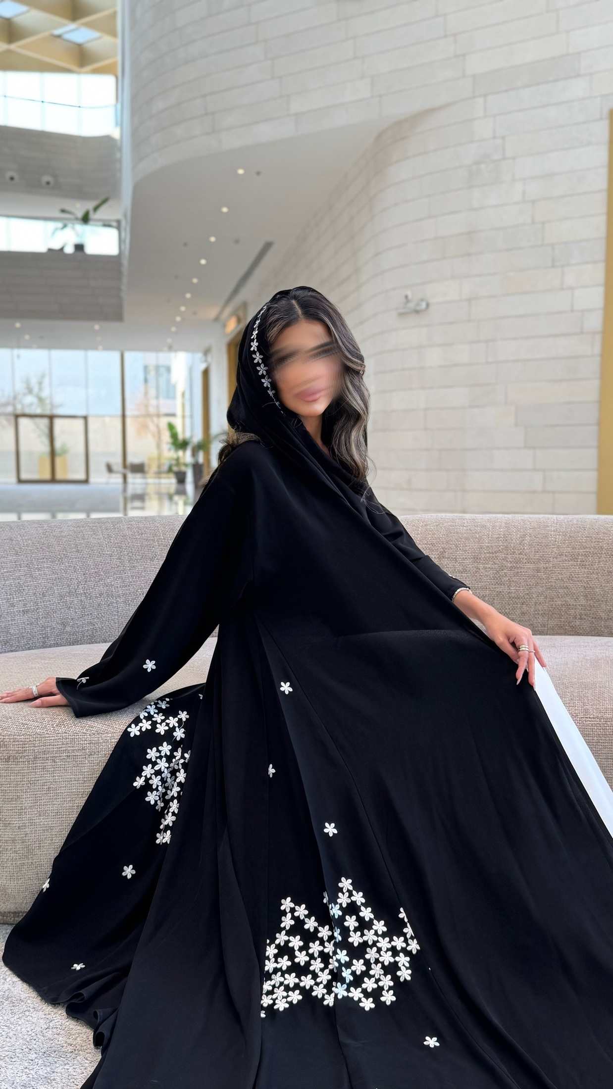 MW1590 - Black & White Bloom | عباية سوداء بتفاصيل ورود بيضاء - Aya