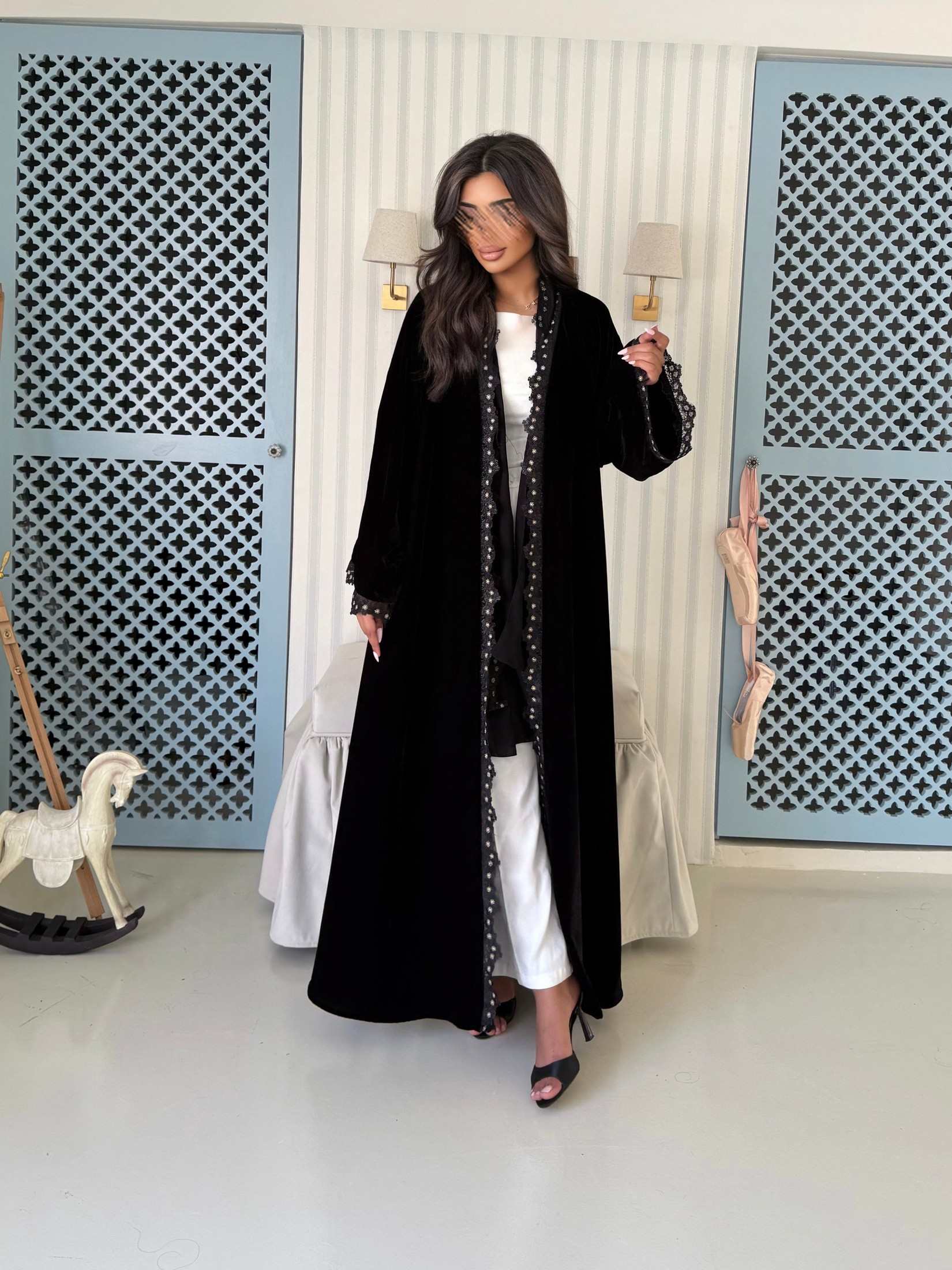MWT969 - مخمل اسود مع اضافة كلفه ورد - Aya