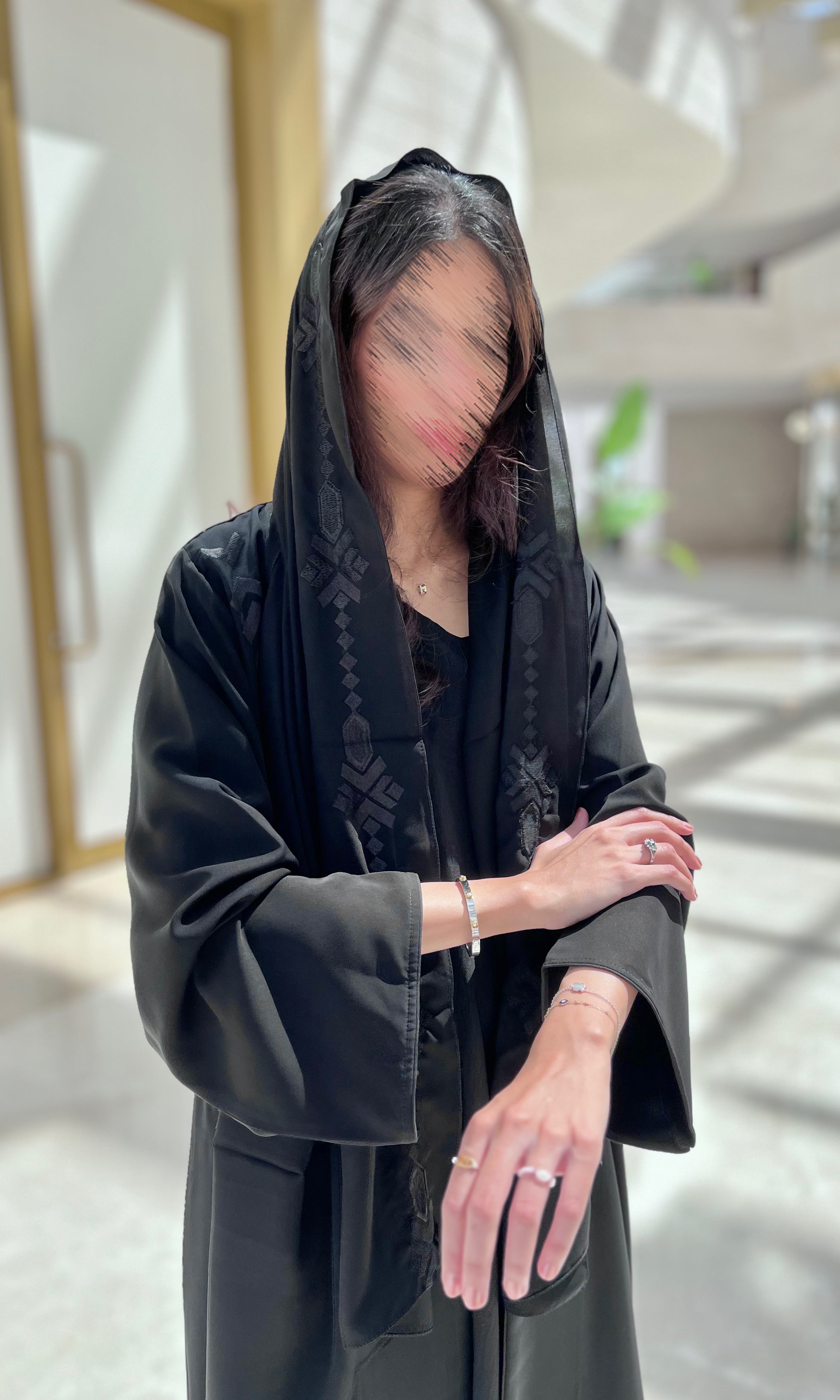 MW1710 - عباية سوداء بتطريز من الامام باللون اسود - Aya