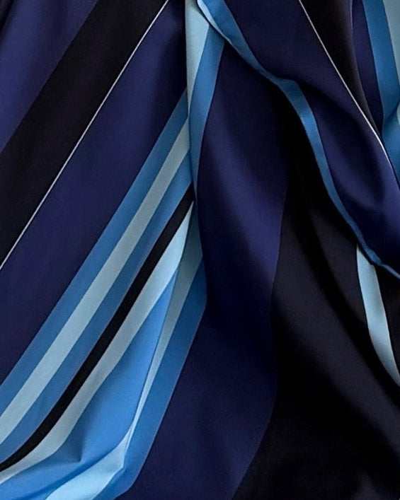 MWT2093 - عباية مقلم ازرق |  Blue Striped Print Abaya - Aya