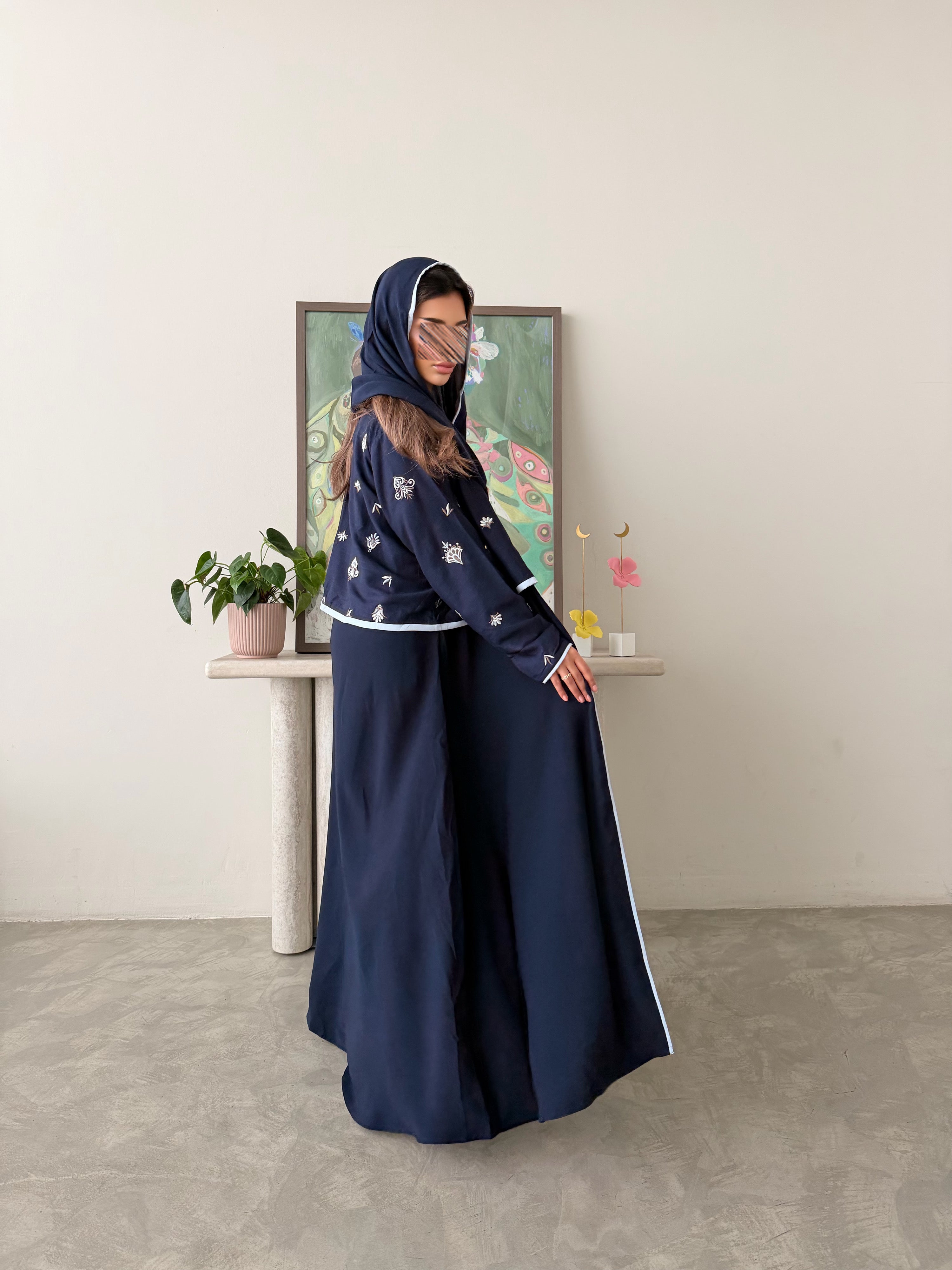 MWT2000 - عبايه كريب كحلي مع تدخيله لنن - Aya