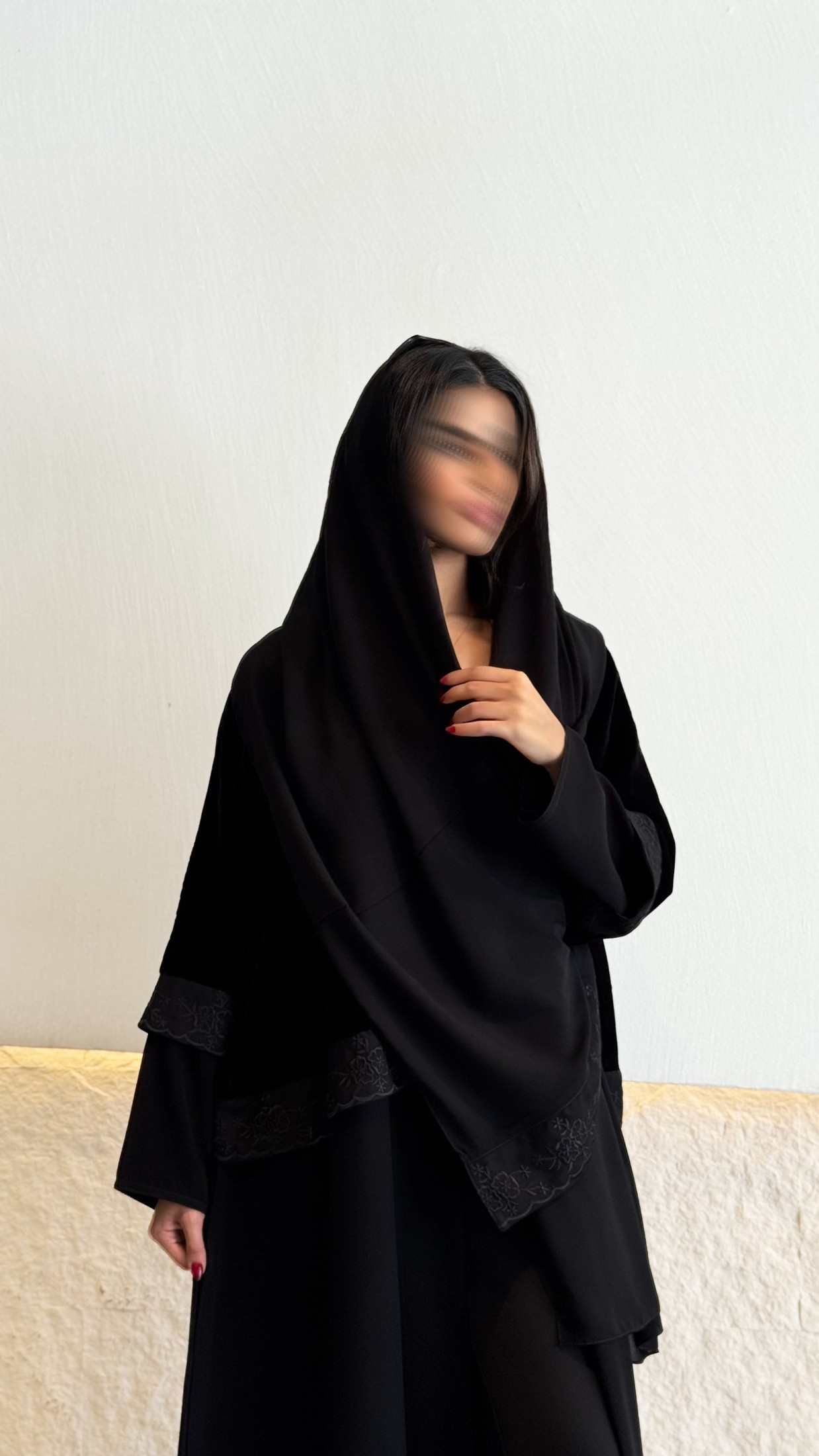 MW1778 - عباية مخمل بقطعتين من فوق مخمل ومن تحت قماش كريب مع كلفة تطريز كمبيوتر - Aya