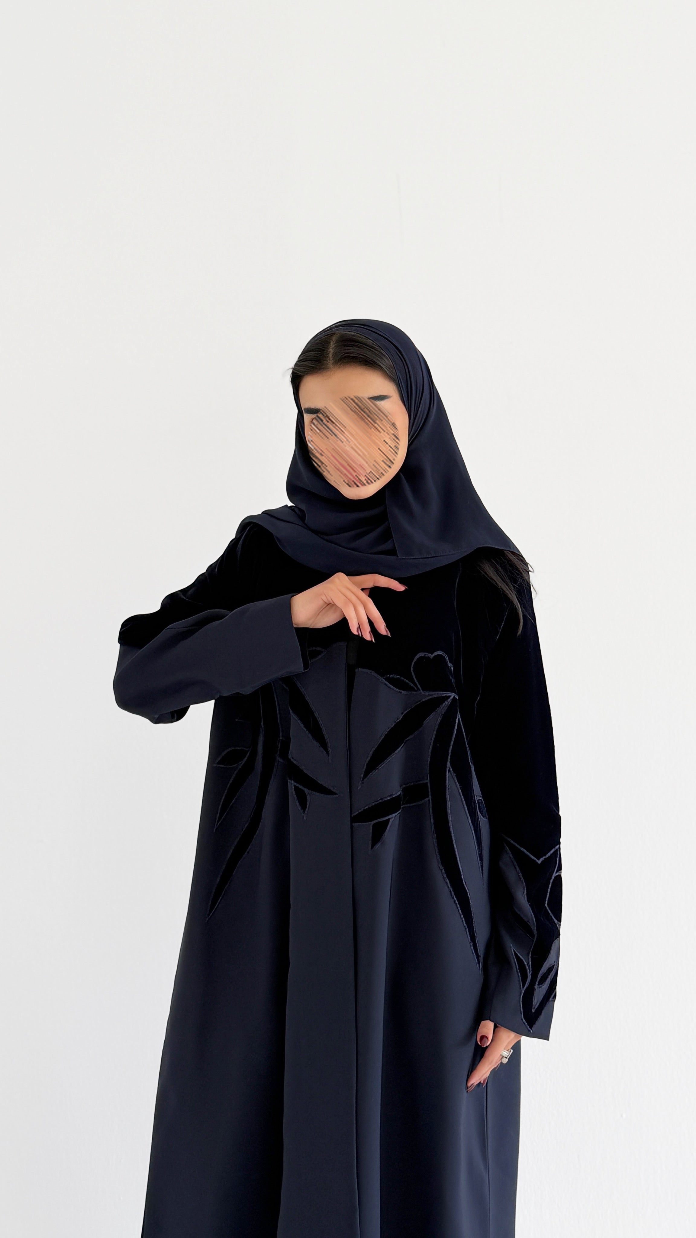 MWT895 - عبايه كريب مع تدخيله مخمل بشكل وردات - Aya