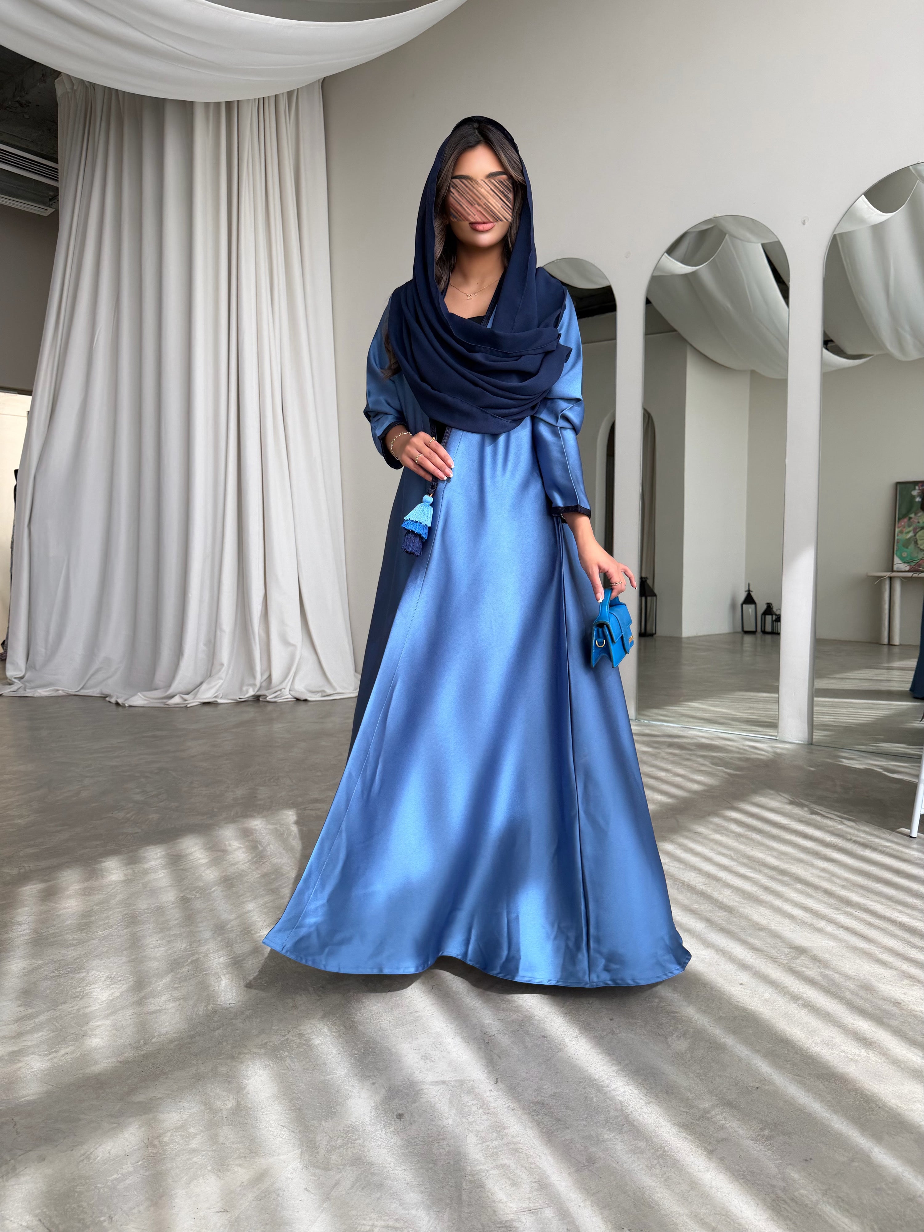 MWT771 - عباية كريب ازرق مع تدخيله دندوشة - Aya