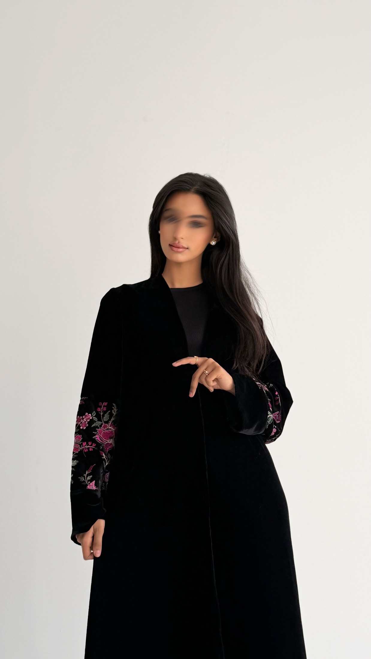 MWT815 - عباية مخمل بتدخيلة زهور بالأكمام|Floral Velvet Abaya - Aya
