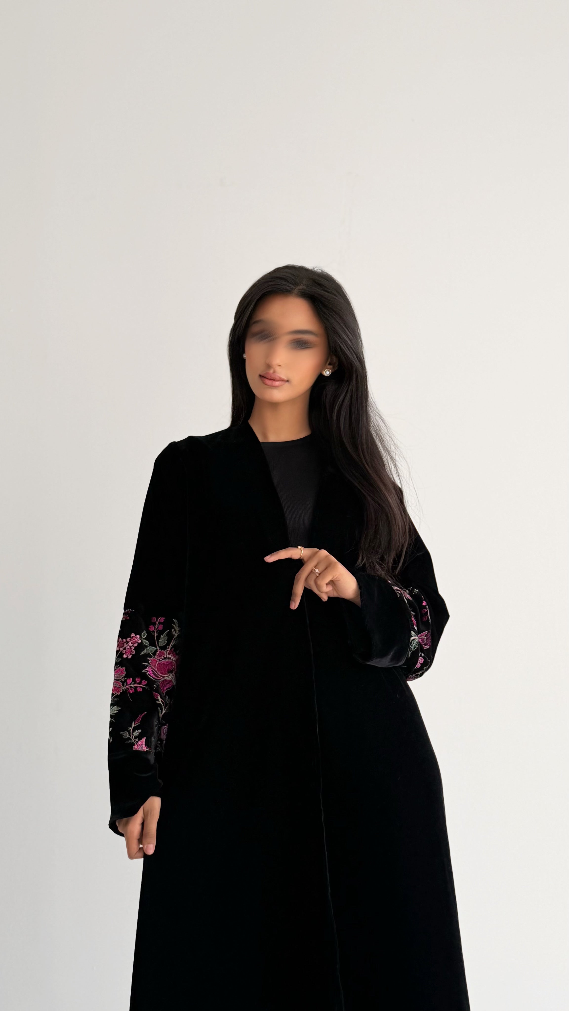 MWT815 - عباية مخمل بتدخيلة زهور بالأكمام|Floral Velvet Abaya - Aya