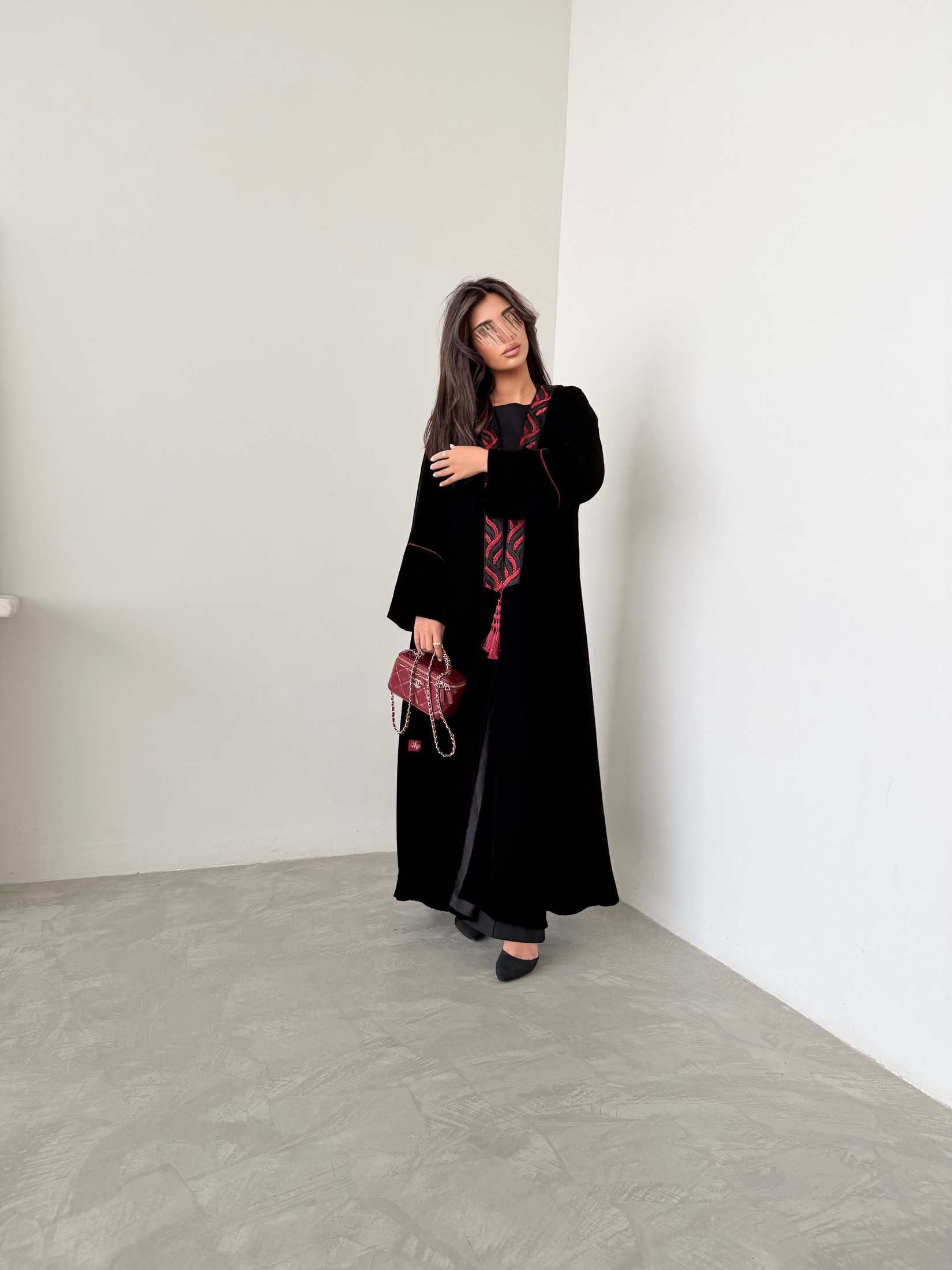 MWT967 - عبايه مخمل مع تدخيله كلفه احمر - Aya