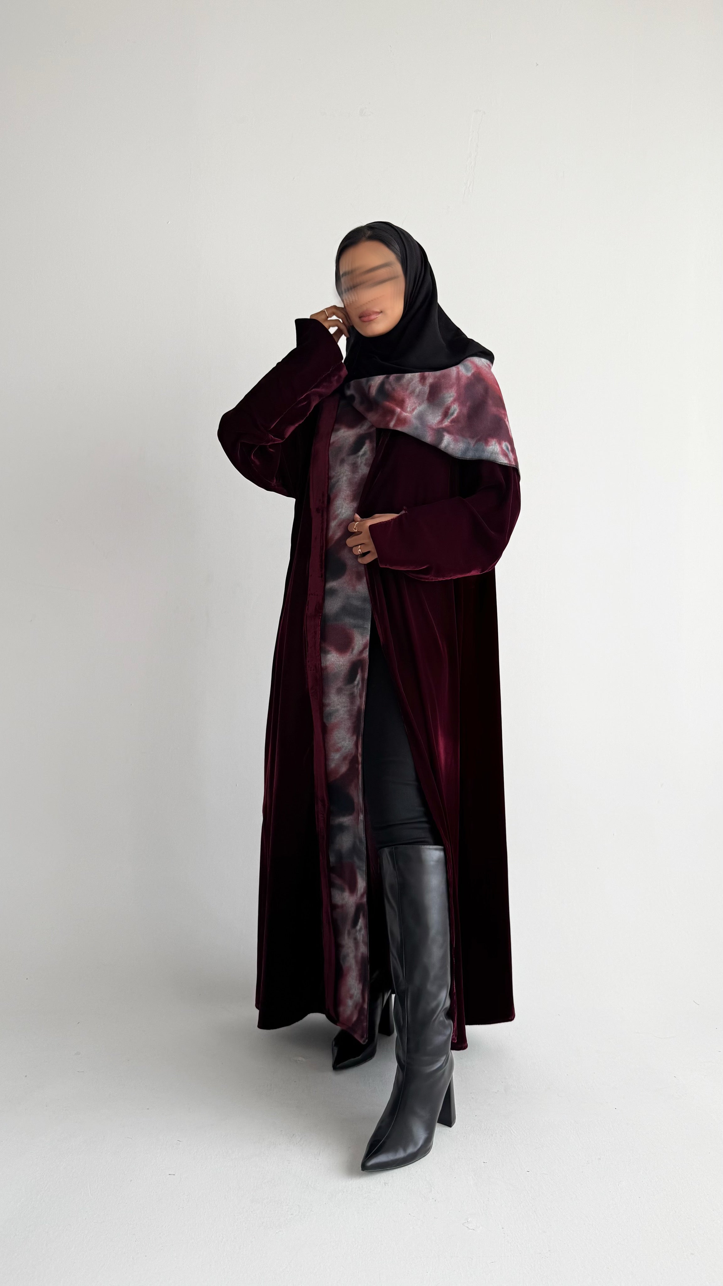 MW1846 - عباية مخمل فاخرة بتصميم قطعتين من الصوف الطباعة تمنحك اطلالة راقية وعصرية