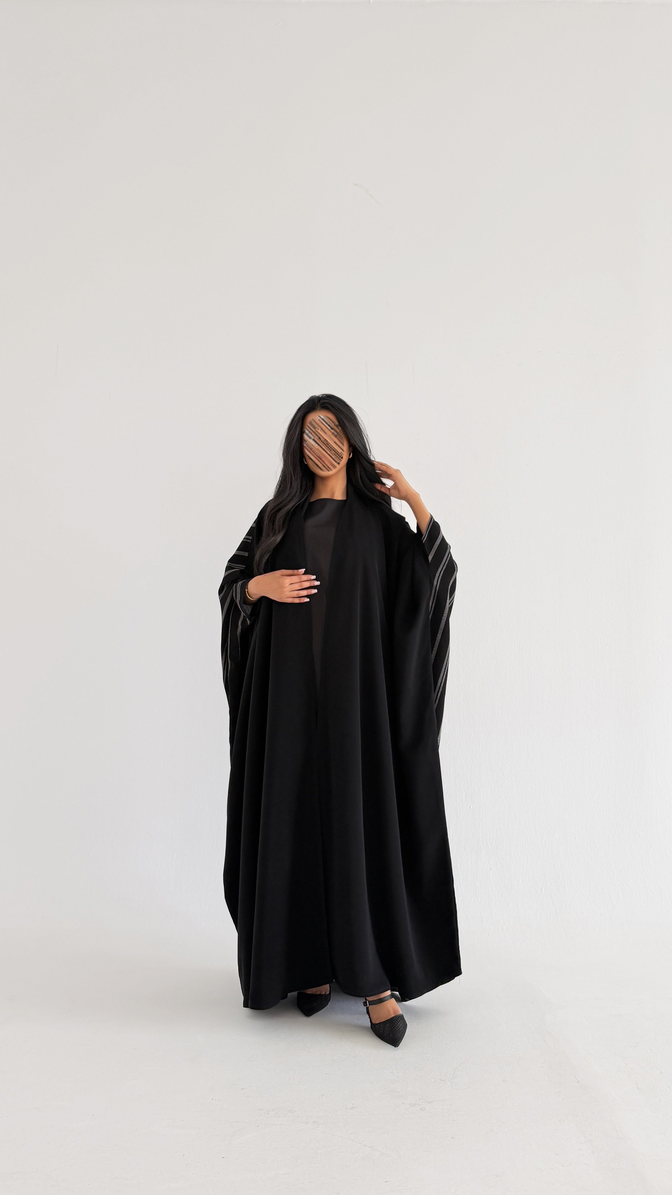 MWT1147 - عباية سوداء بتدخيلة مخطط - Aya