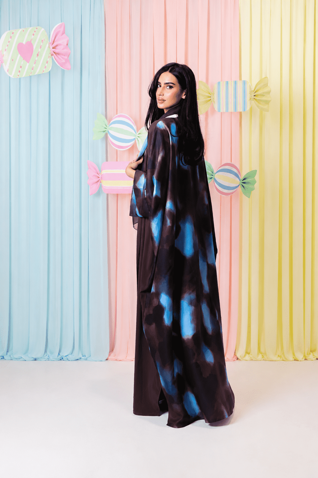 MWT1204 - عباية بتدخيلة مطبوعة من الخلف | Abaya with Printed Back