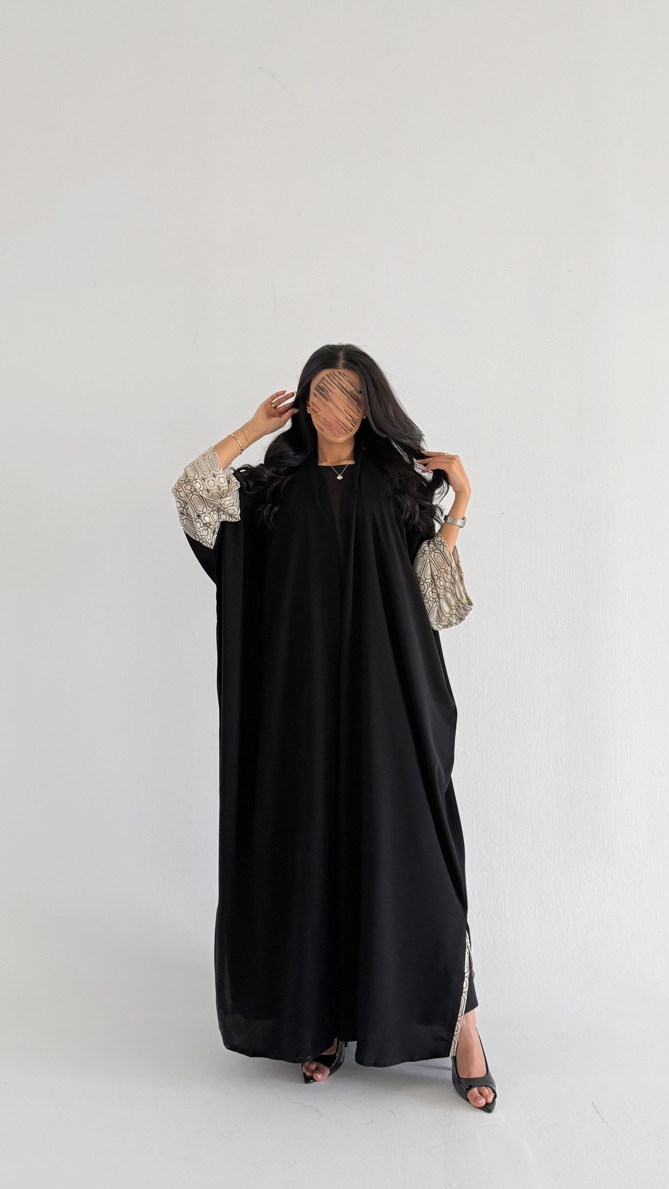 MWT2118 - عباية كريب اسود بتدخيلة أكمام بيج