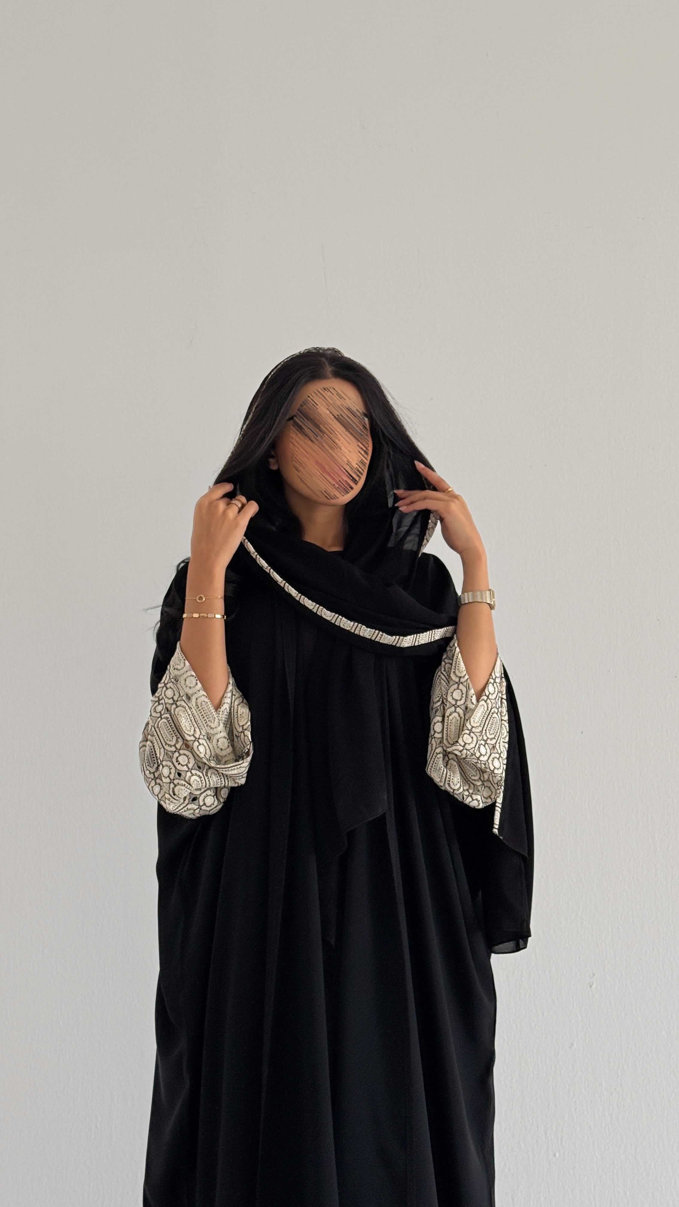 MWT2118 - عباية كريب اسود بتدخيلة أكمام بيج