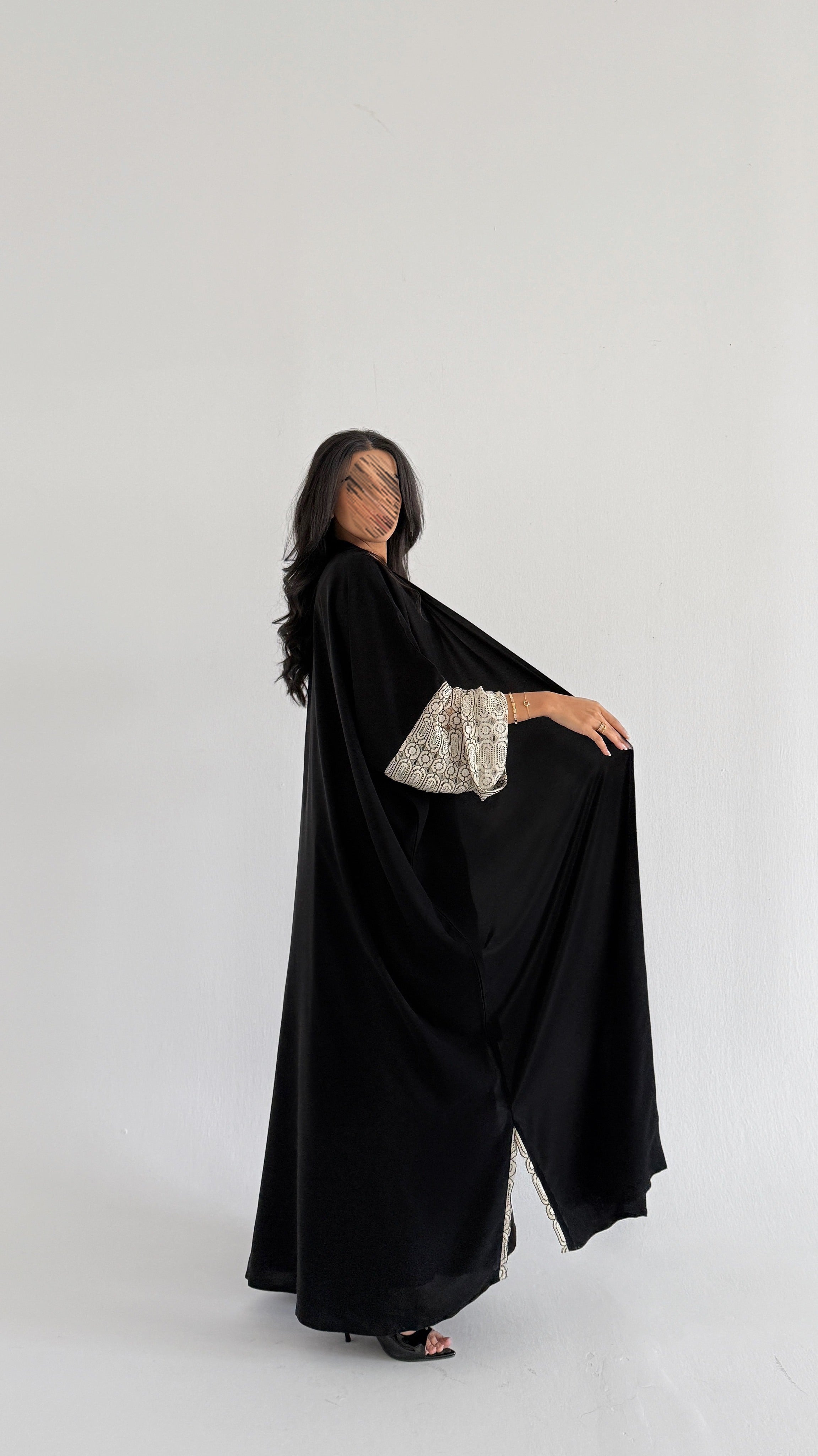 MWT2118 - عباية كريب اسود بتدخيلة أكمام بيج