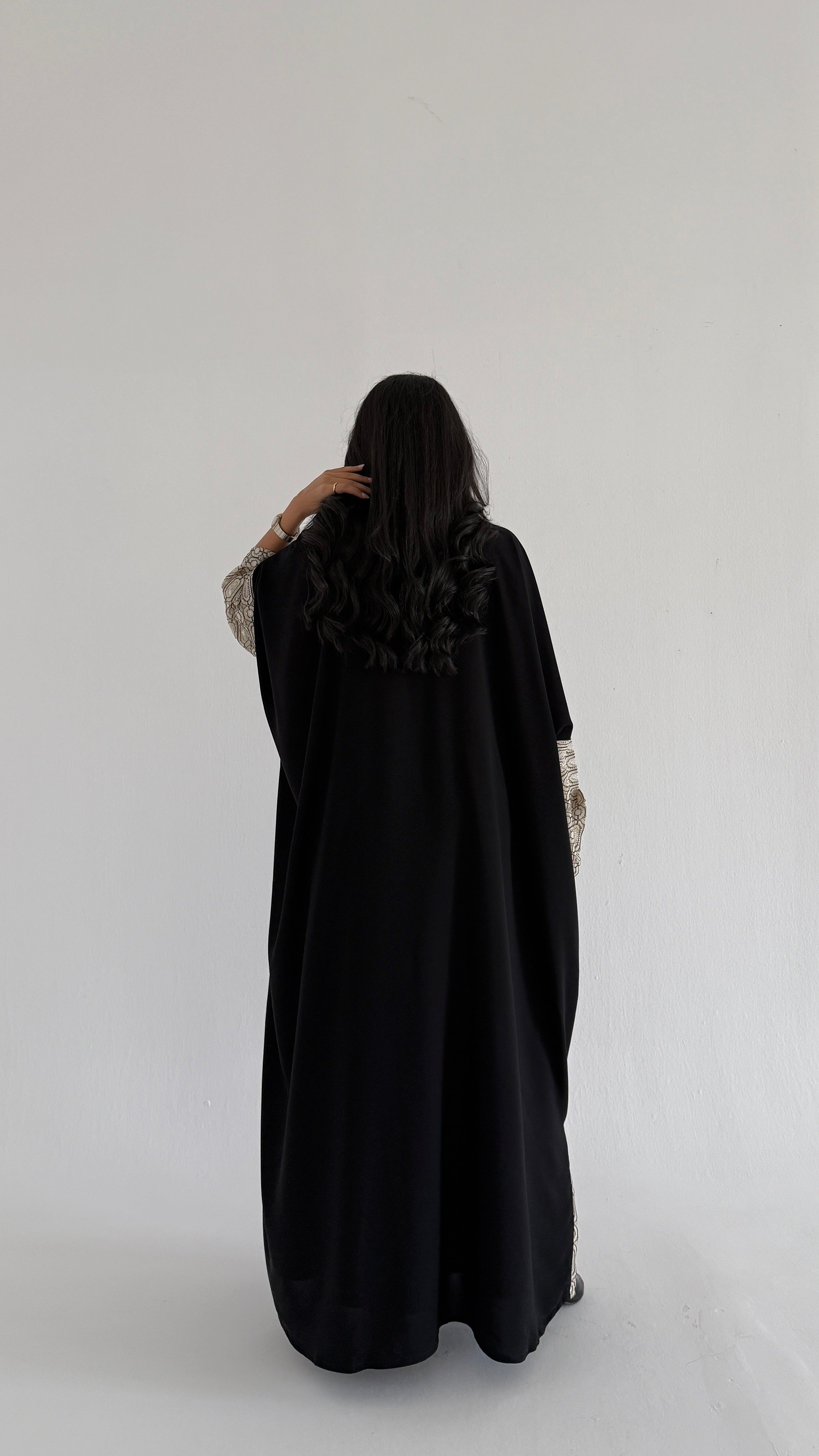 MWT2118 - عباية كريب اسود بتدخيلة أكمام بيج