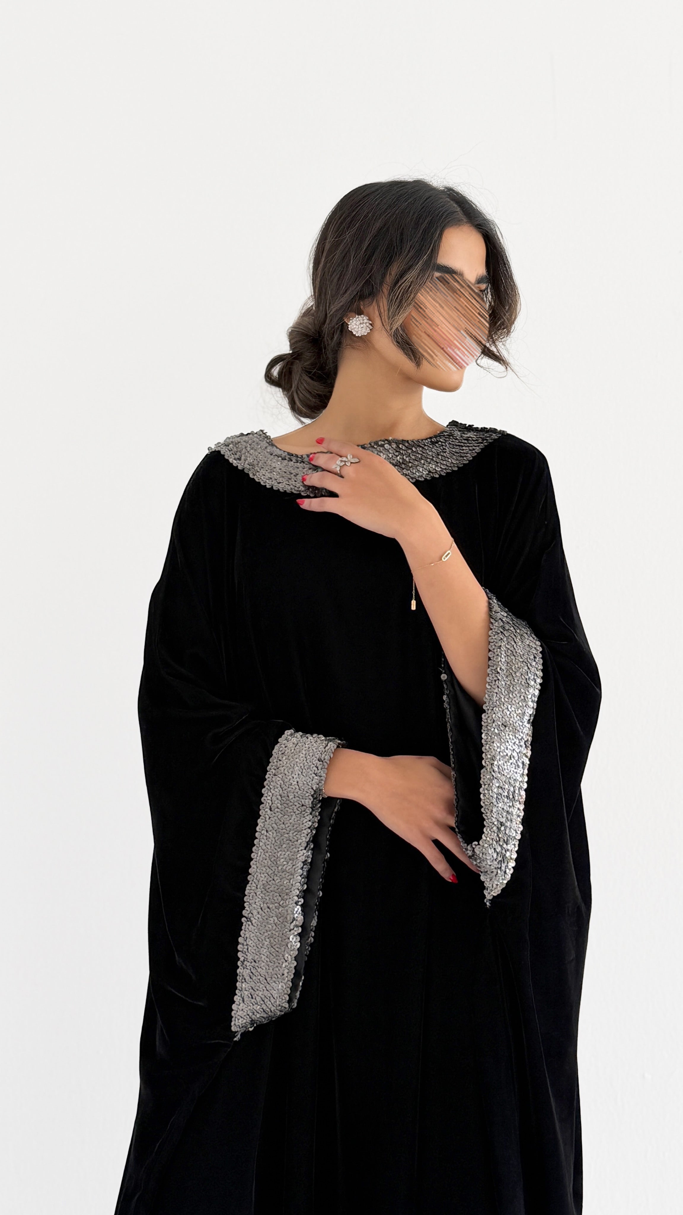 MWJ002 - جلابية مخمل أسود بتفاصيل كلفة فاخرة على الياقة والأكمام - Aya