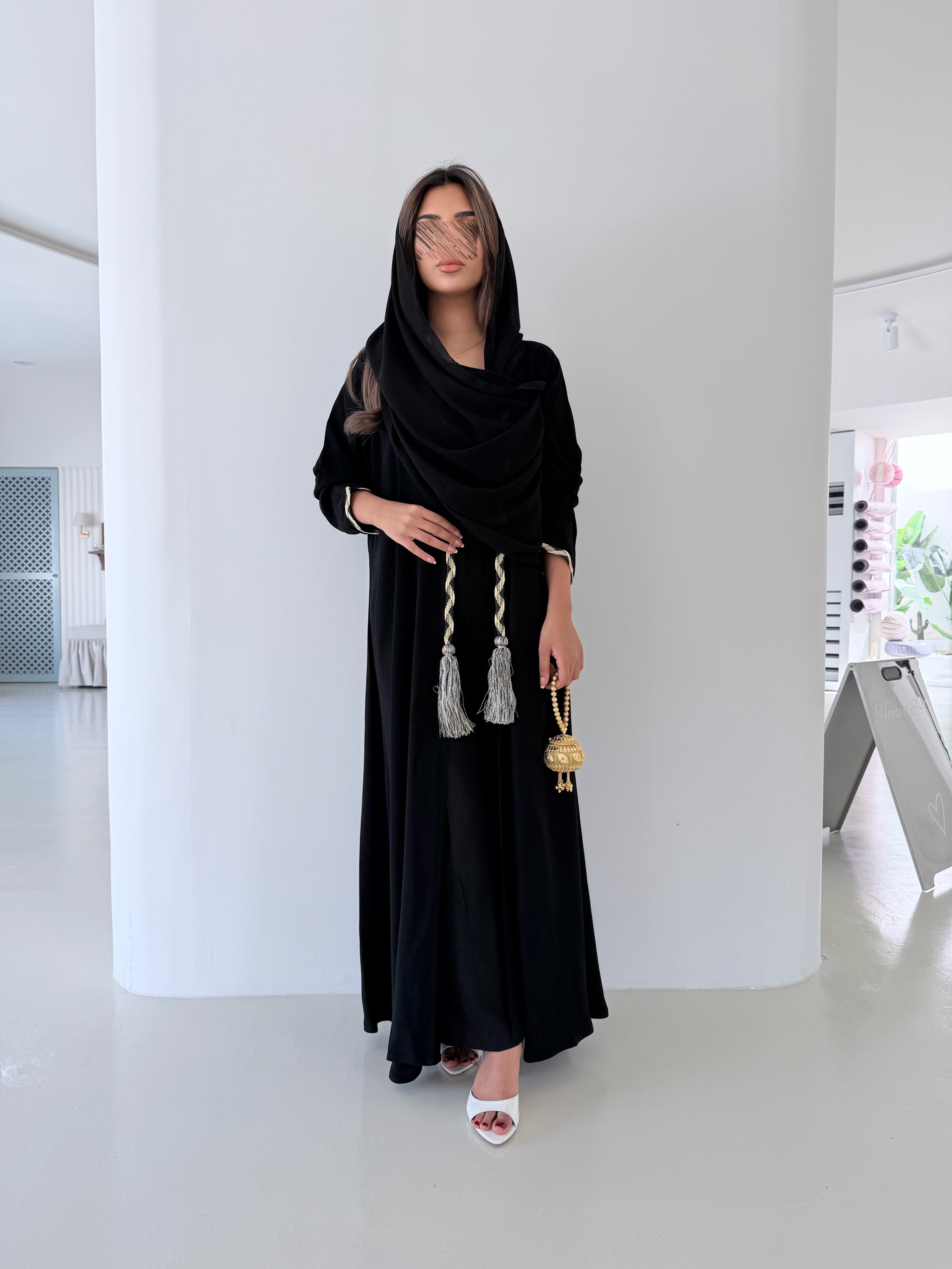 MWT5017 - قماش اسود كريب مع كلفه من الأمام والأكمام قصة نص كلوش - Aya