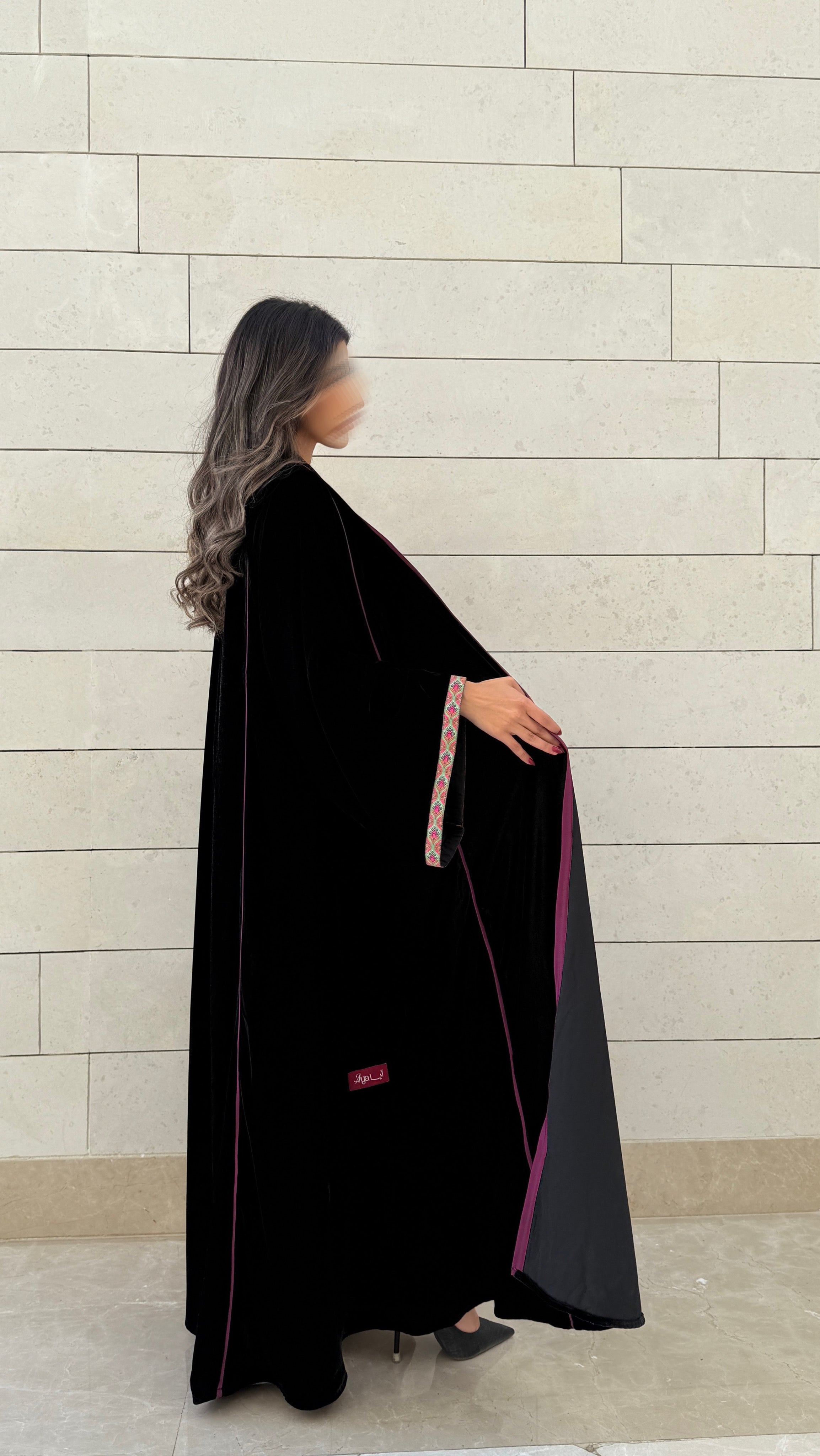 MWT565 - عباية مخمل أسود بخطوط بنفسجية مع تطريز بنفسجي - Aya