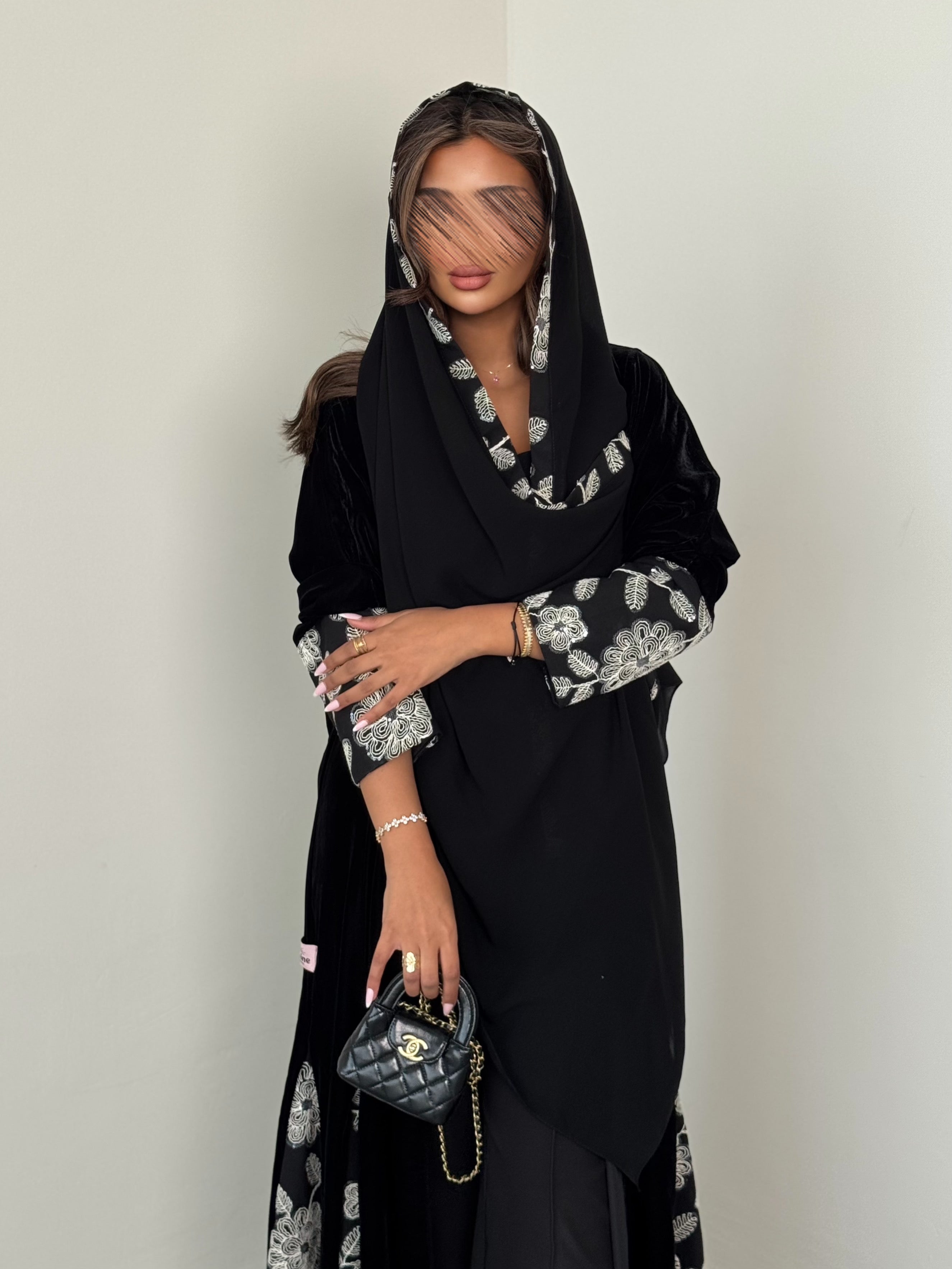 MWT672 - عباية اسود مع تدخيلة ابيض