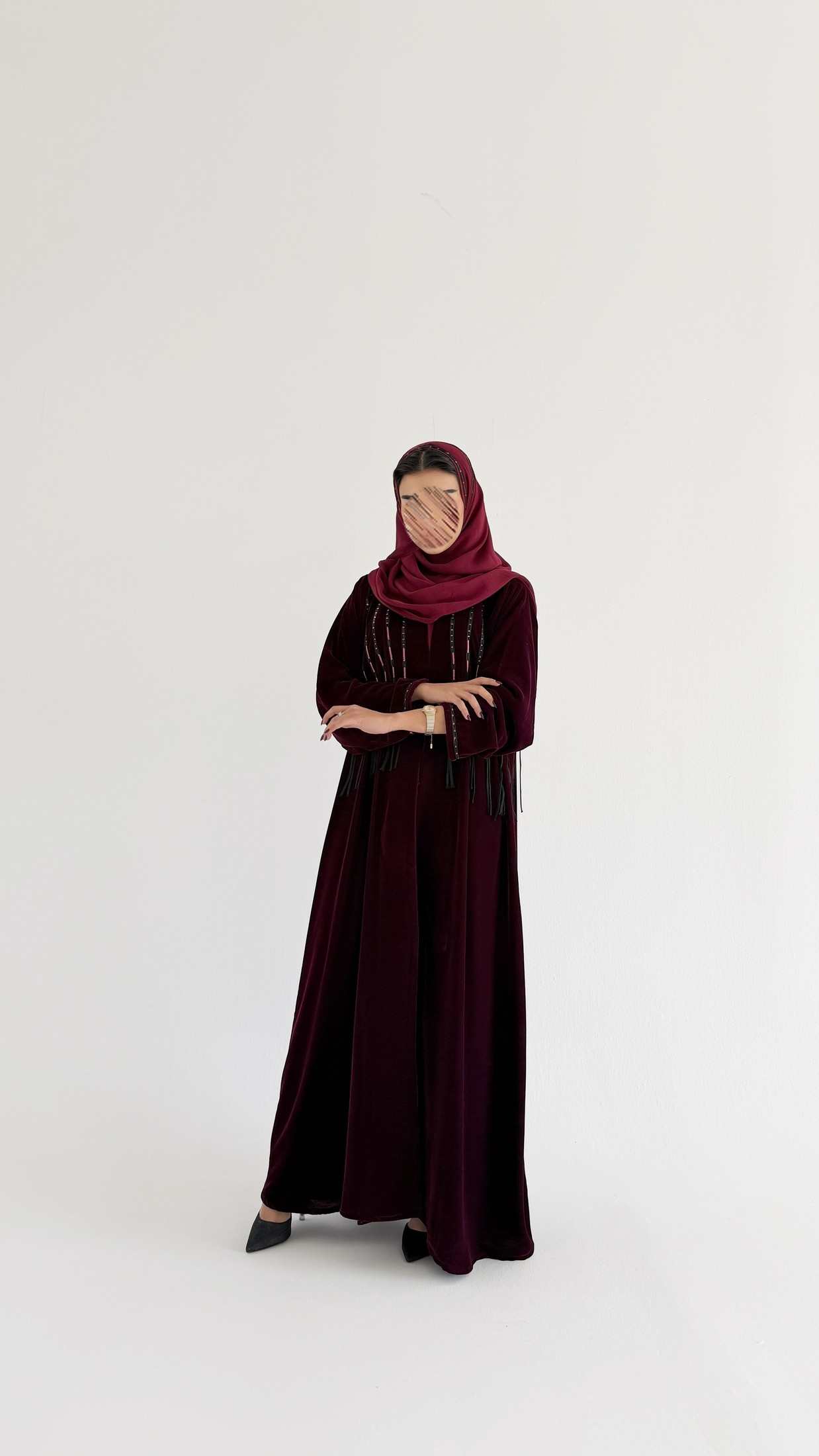 MWT864 - عباية مخمل بخطوط قيطان راقية - Aya