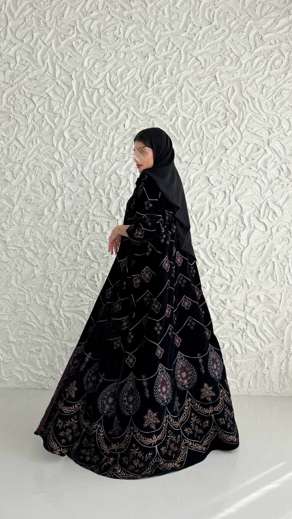 MWE909 - عباية مخمل مع تطريز - Aya